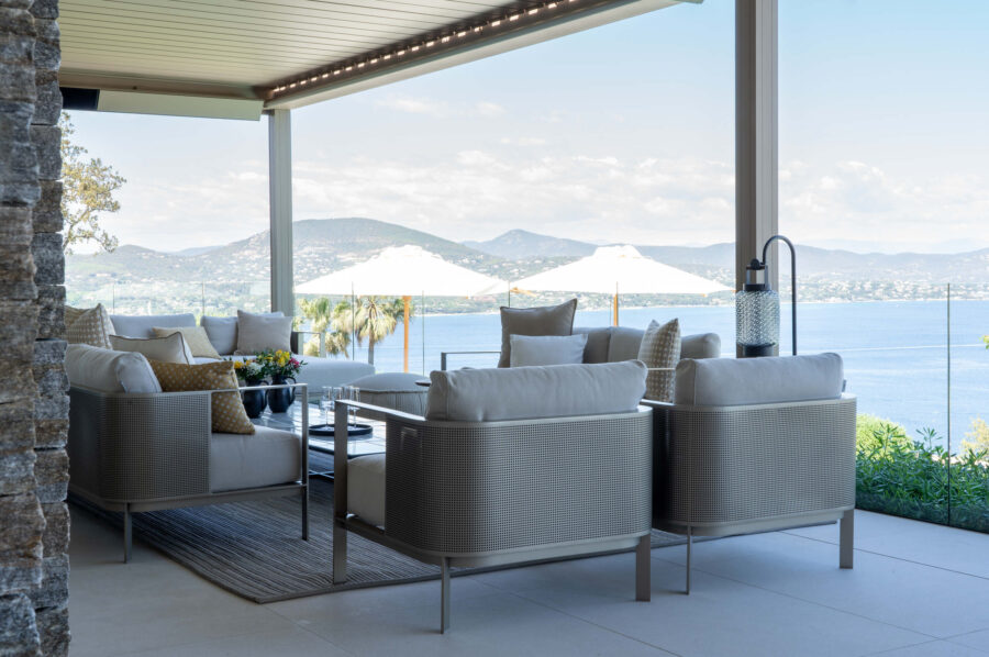 villa-gray-livingroom-openplan-spacious-luxury-modern-gassin