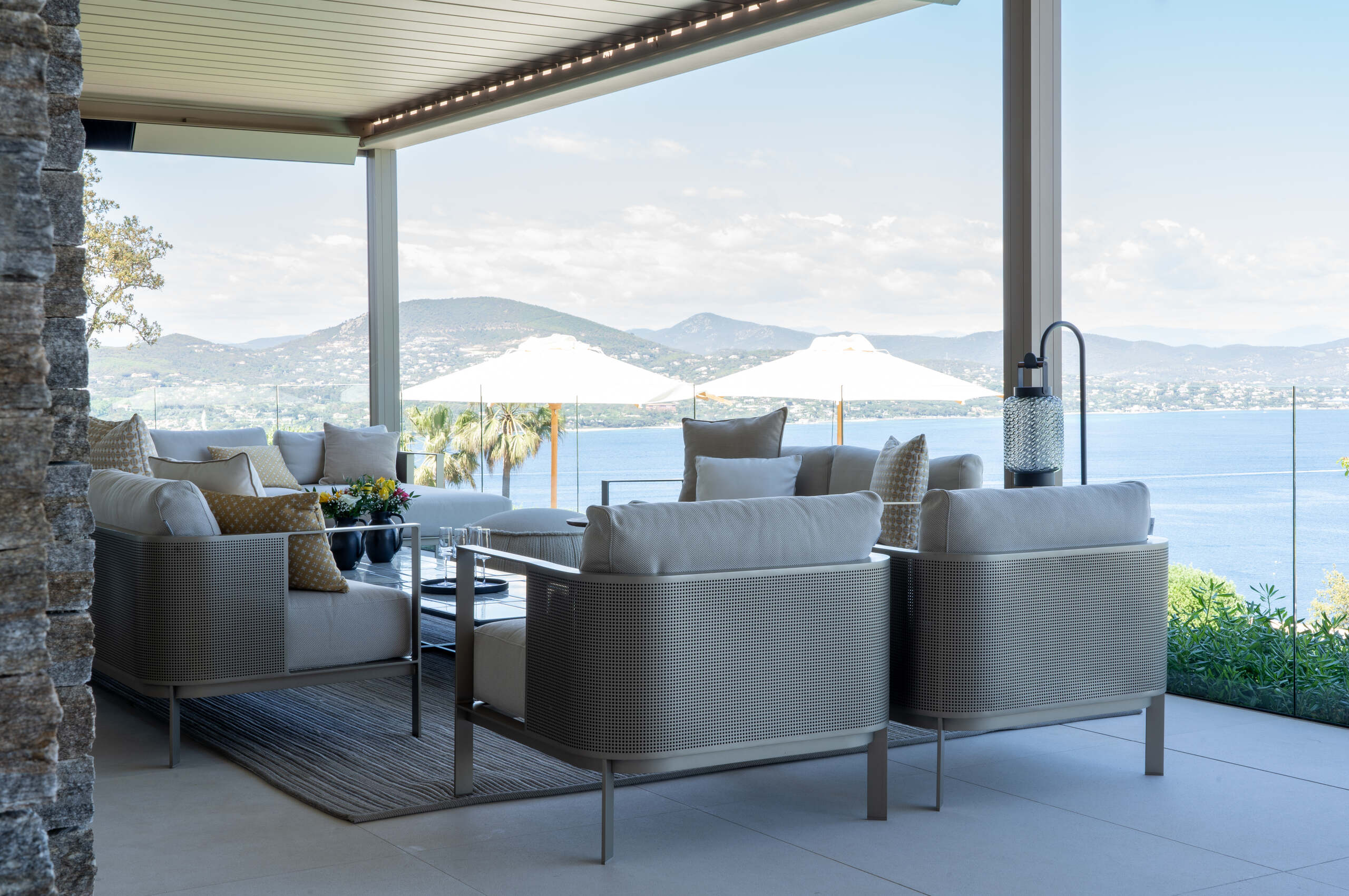 villa-gray-livingroom-openplan-spacious-luxury-modern-gassin