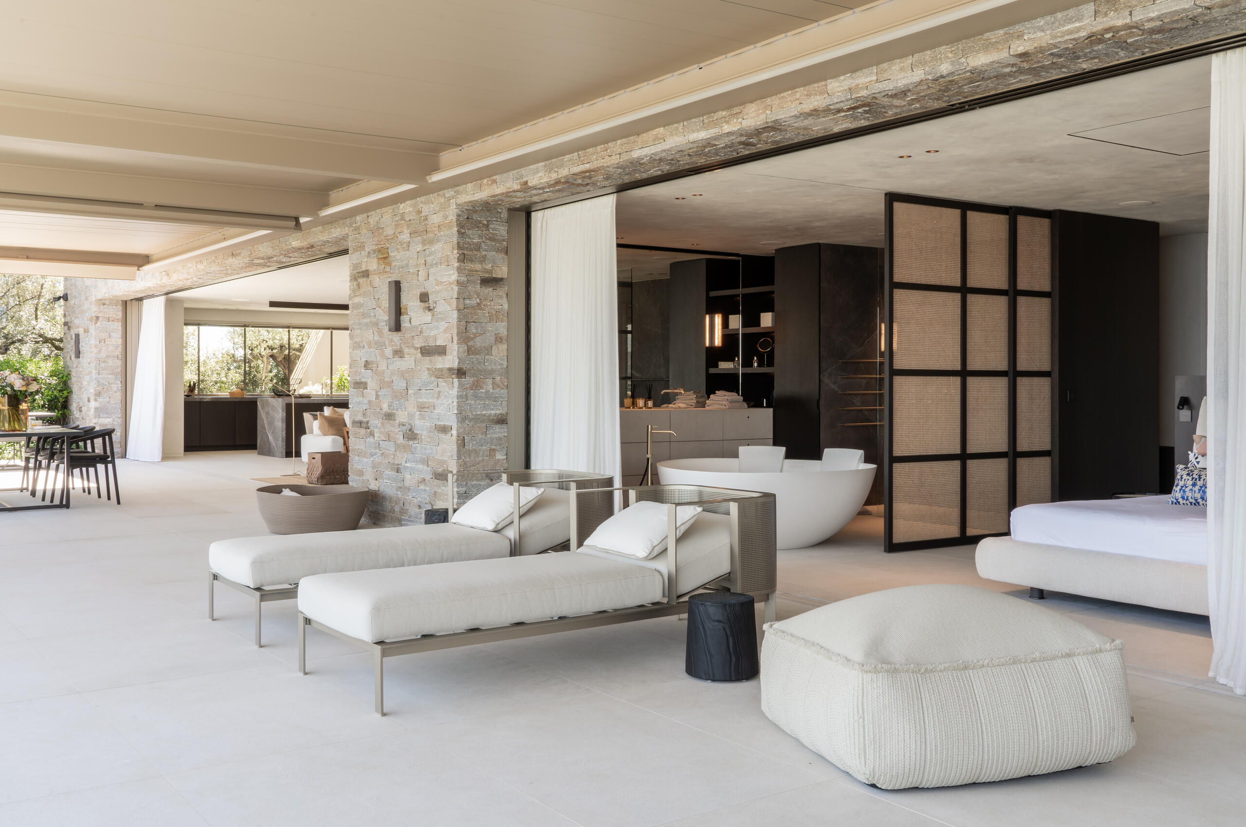 villa-gray-livingspace-openplan-bathtub-bedroom-modern-luxury-gassin