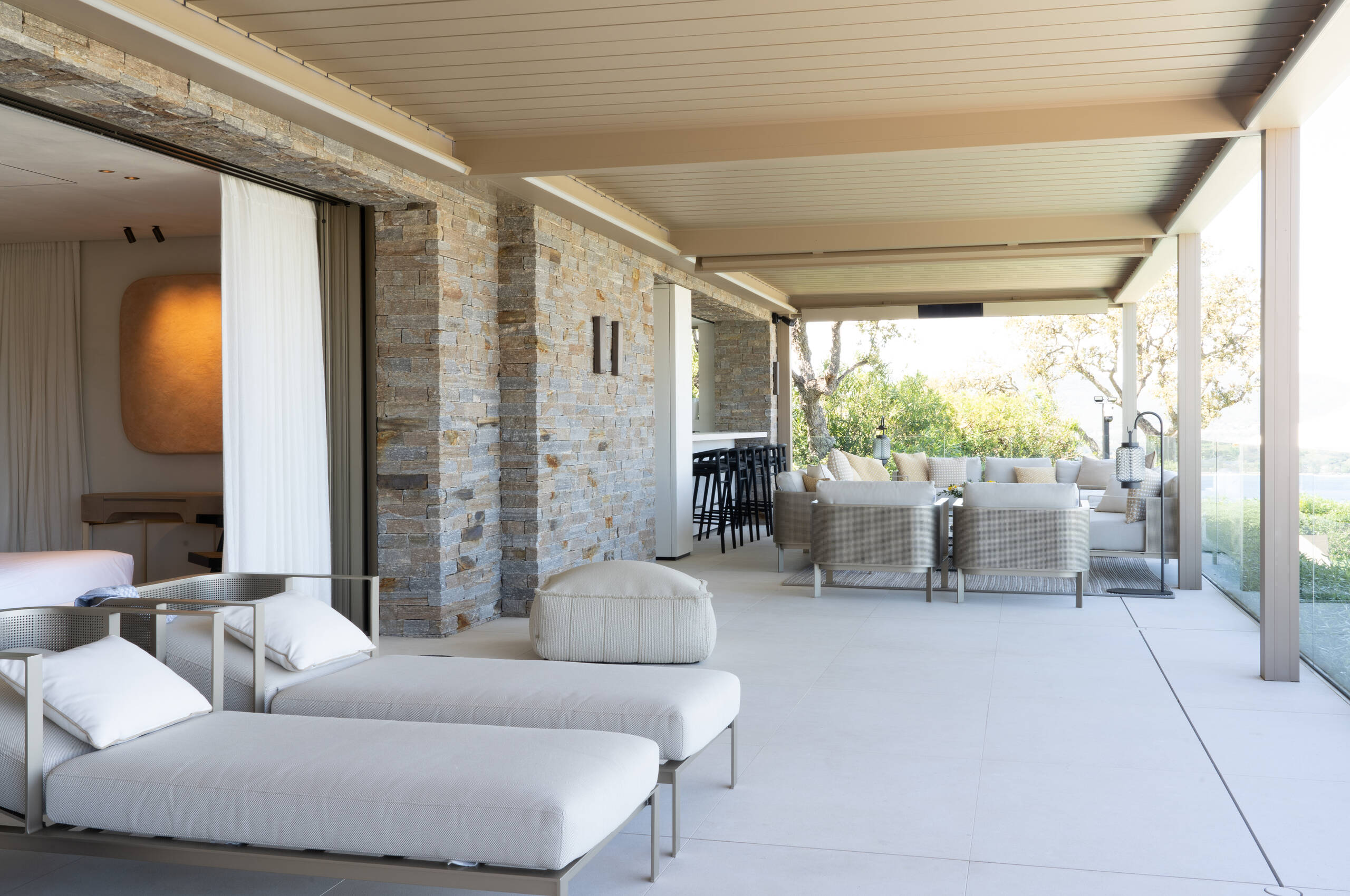 villa-gray-livingspace-openplan-luxury-modern-interior-gassin