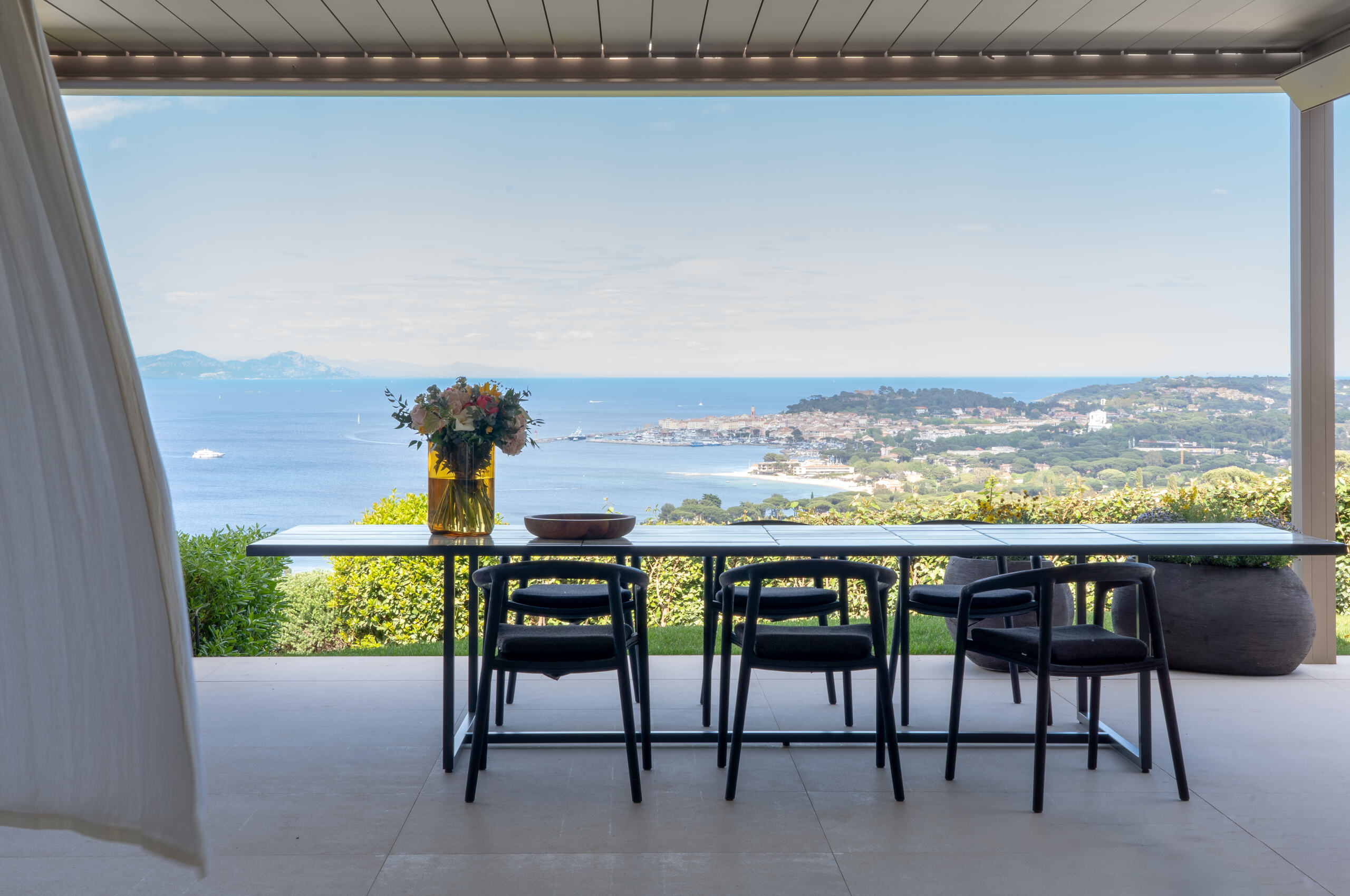 villa-gray-mainpage-outdoordining-terrace-oceanview-paradise-gassin