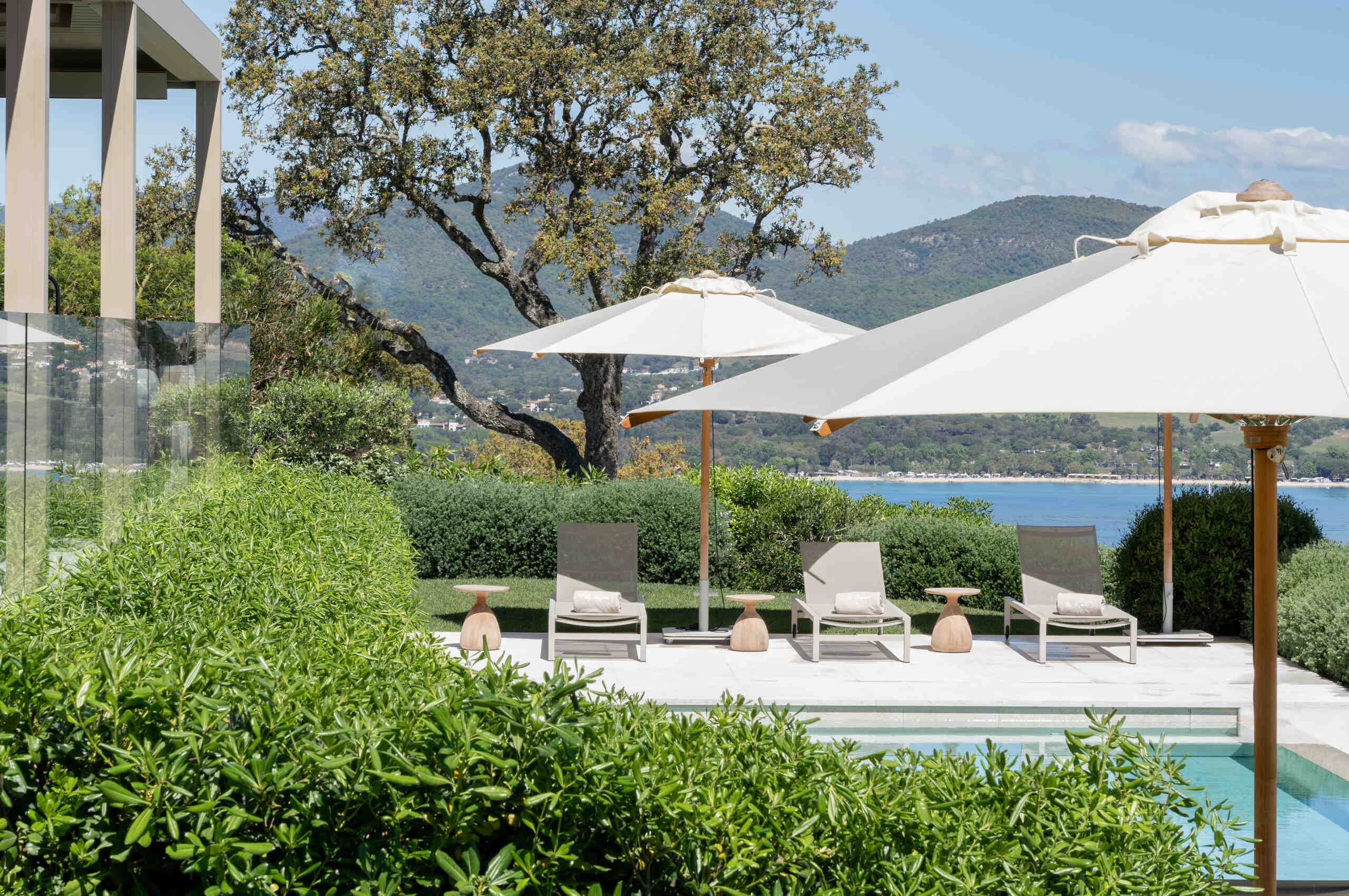 villa-gray-pool-mountainview-modern-luxury-paradise-gassin