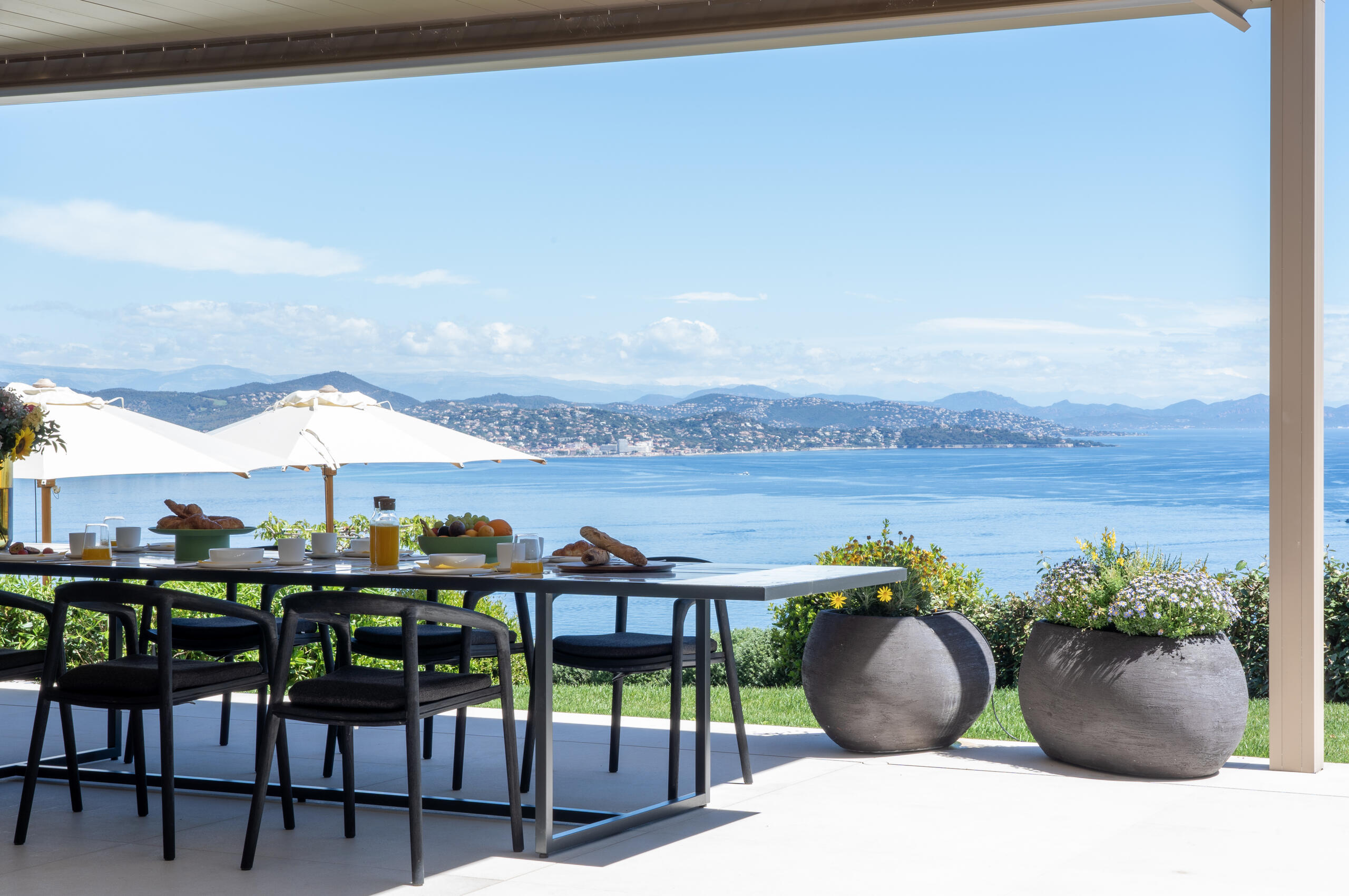 villa-gray-terrace-outdoordining-alfresco-oceanview-luxury-modern-gassin