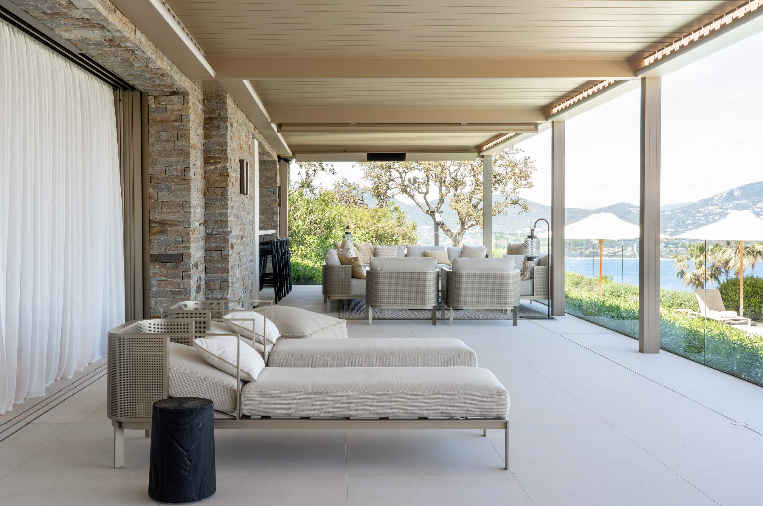 villa-gray-veranda-luxury-oceanviews-mountainviews-stylish-furniture-gassin