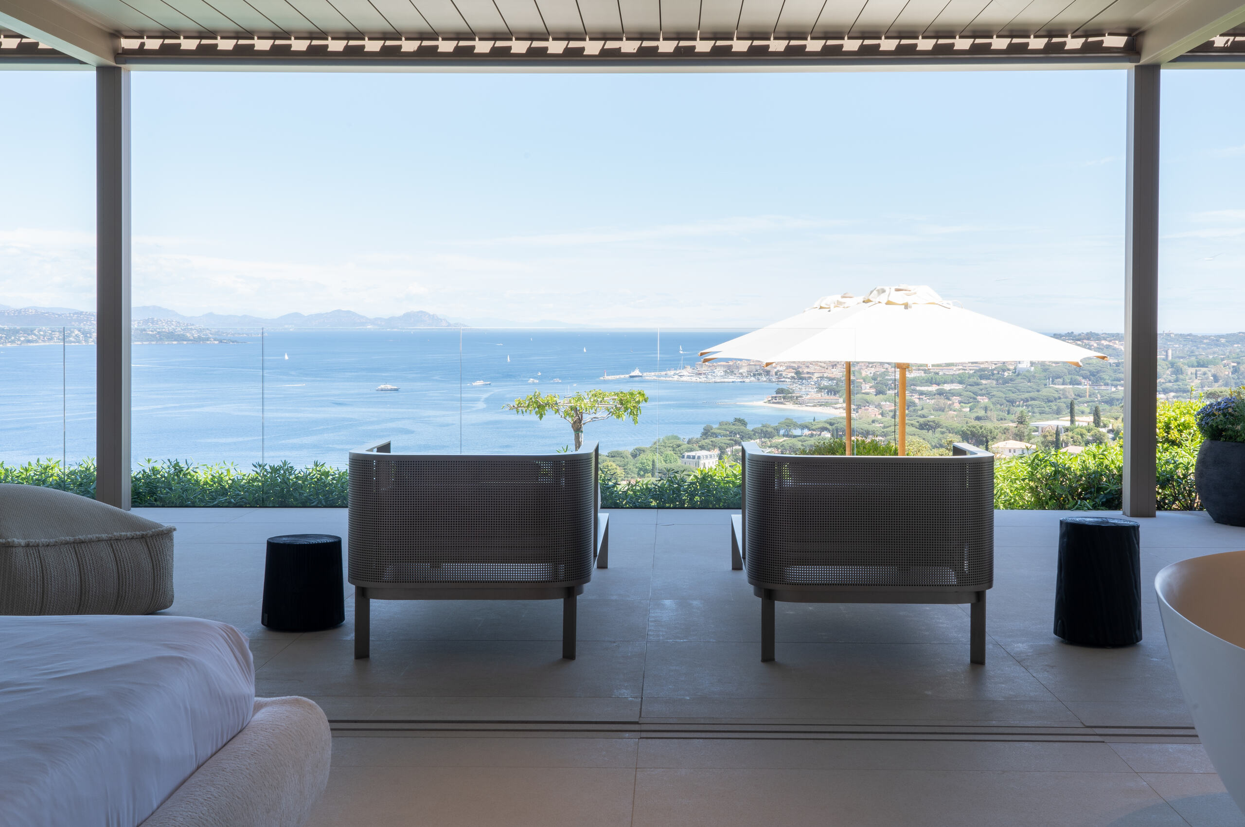 villa-gray-veranda-seating-oceanviews-frenchriviera-luxuy-gassin