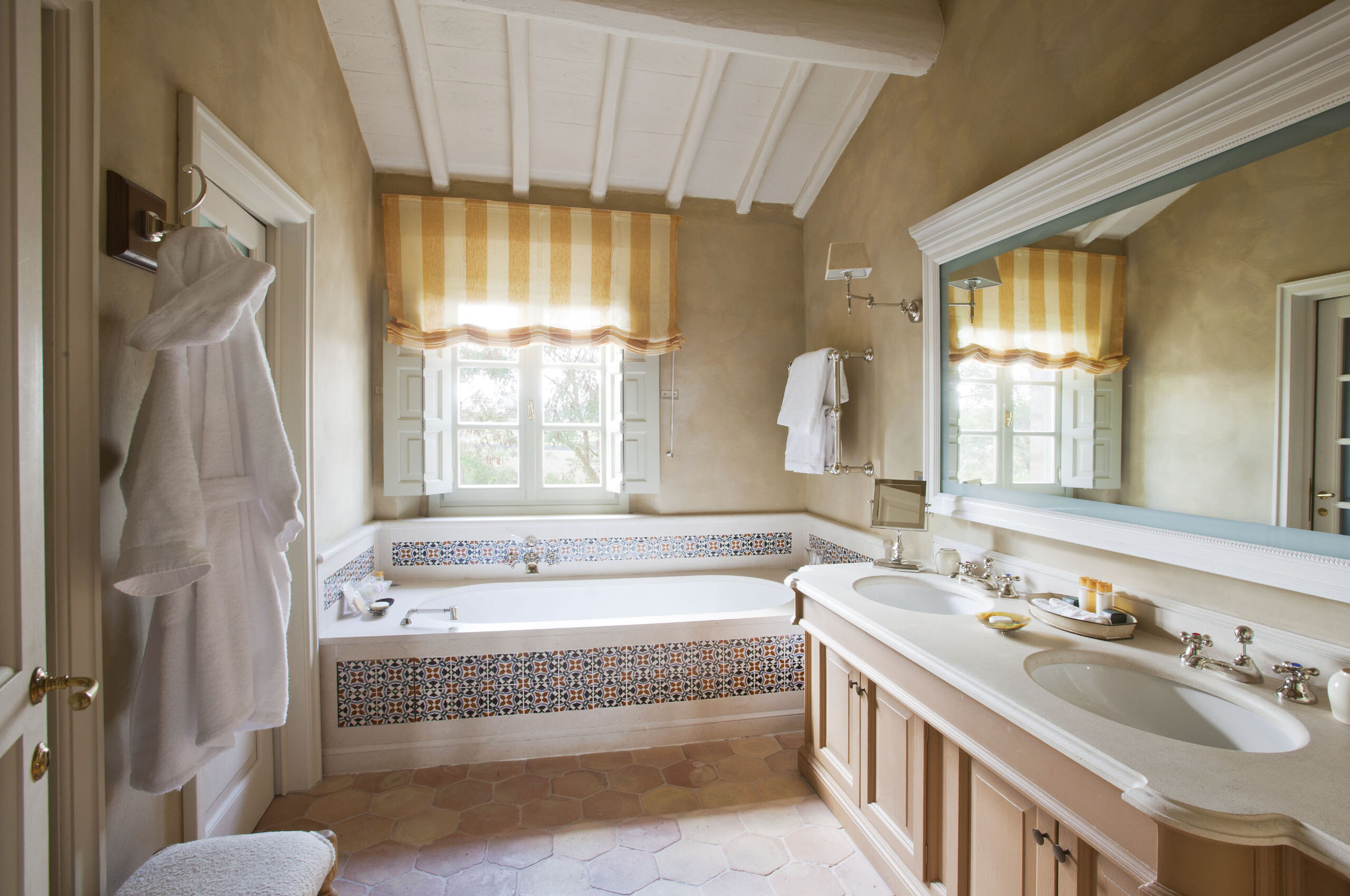 villa-iris-bathroom-bathtub-gardenview-elegant-interior-tuscany