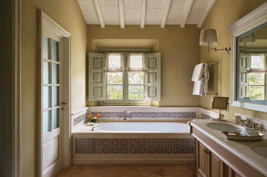 villa-iris-bathroom-bathtub-scenic-countryside-views-luxury-tuscany