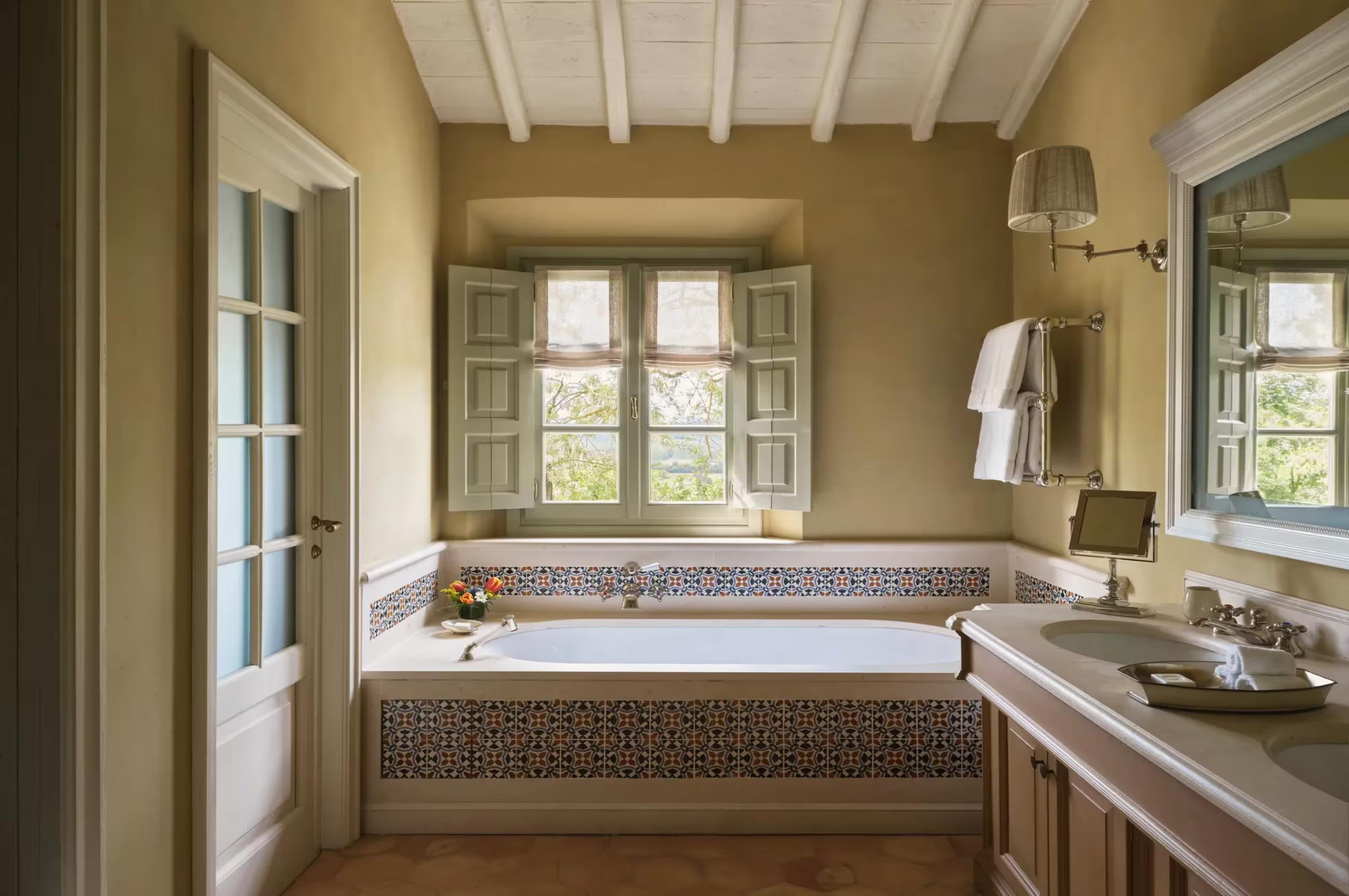 villa-iris-bathroom-bathtub-scenic-countryside-views-luxury-tuscany