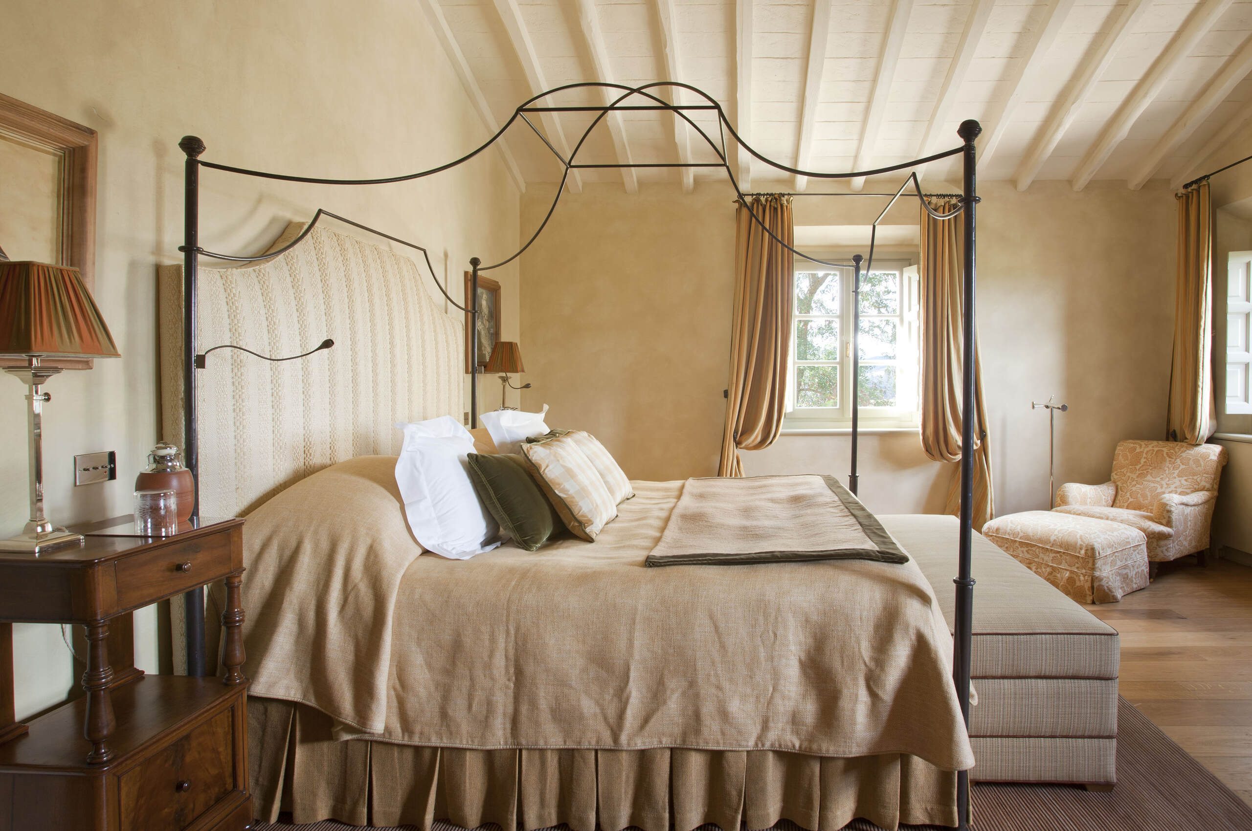 villa-iris-bedroom-charming-elegant-classic-interior-tuscany