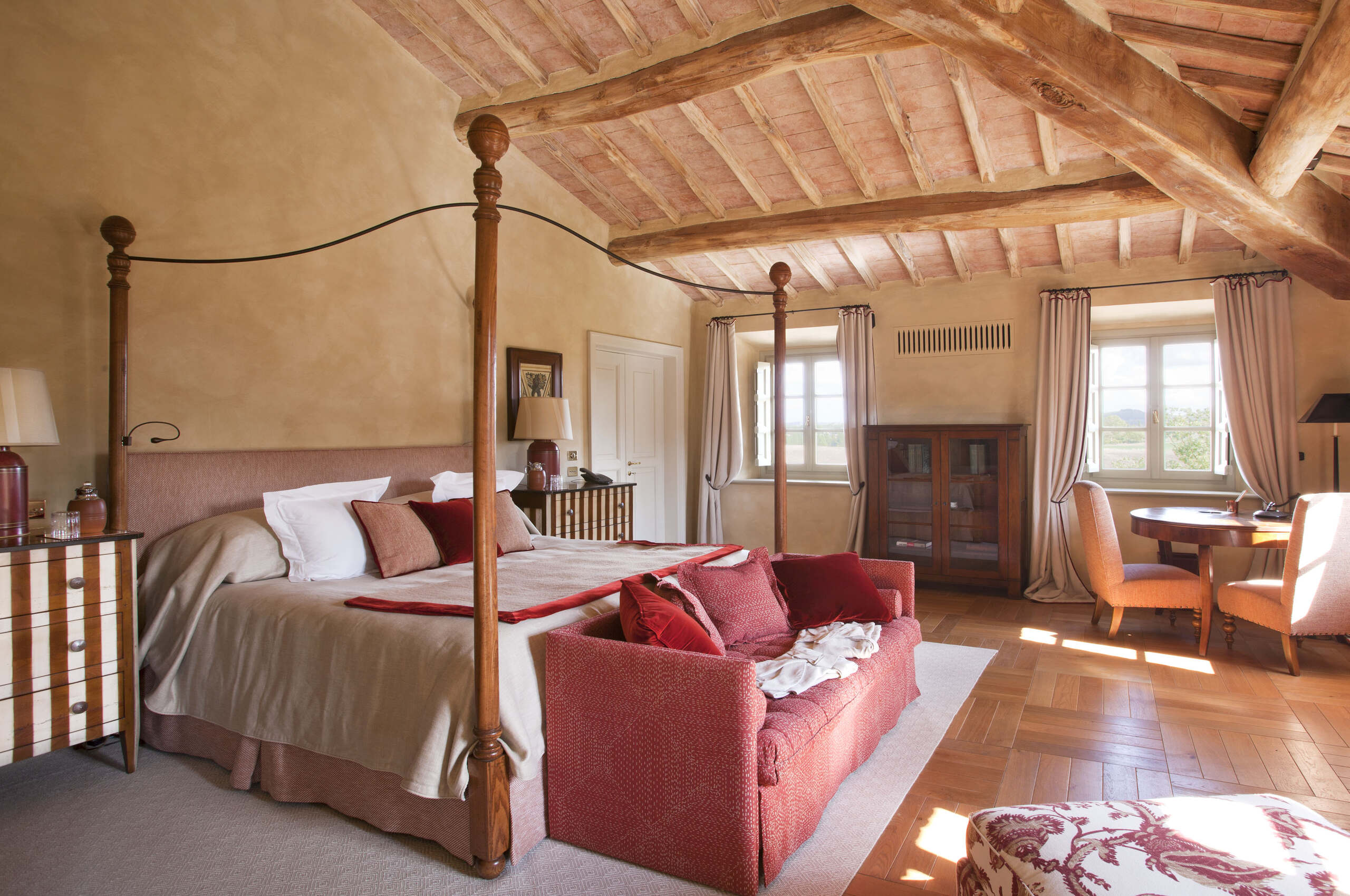 villa-iris-bedroom-classic-elegant-luxury-design-tuscany