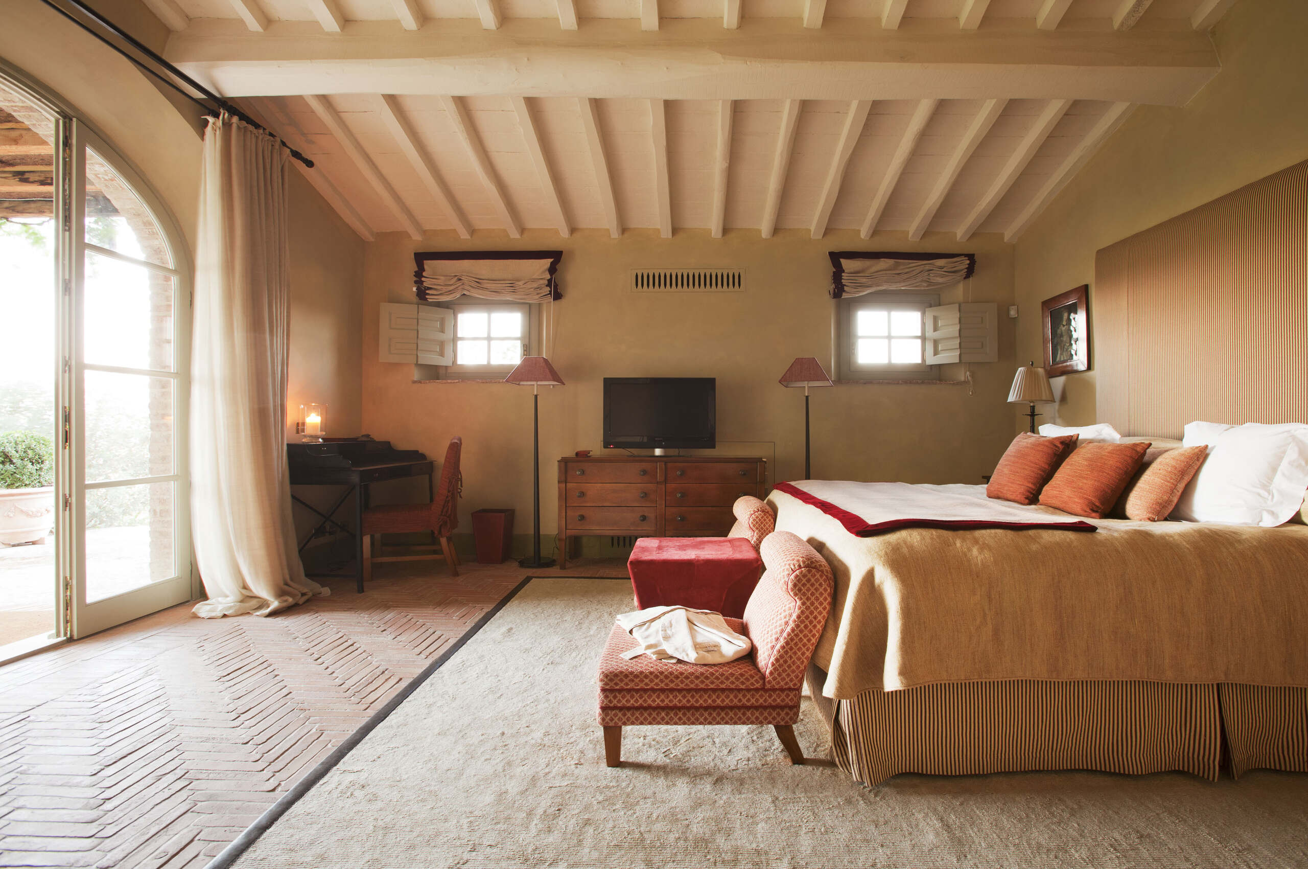 villa-iris-bedroom-terrace-beams-elegant-charming-interior-tuscany