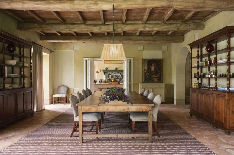 villa-iris-dining-room-grand-elegant-interior-traditional-materials-floral-center-piece-luxury-tuscany