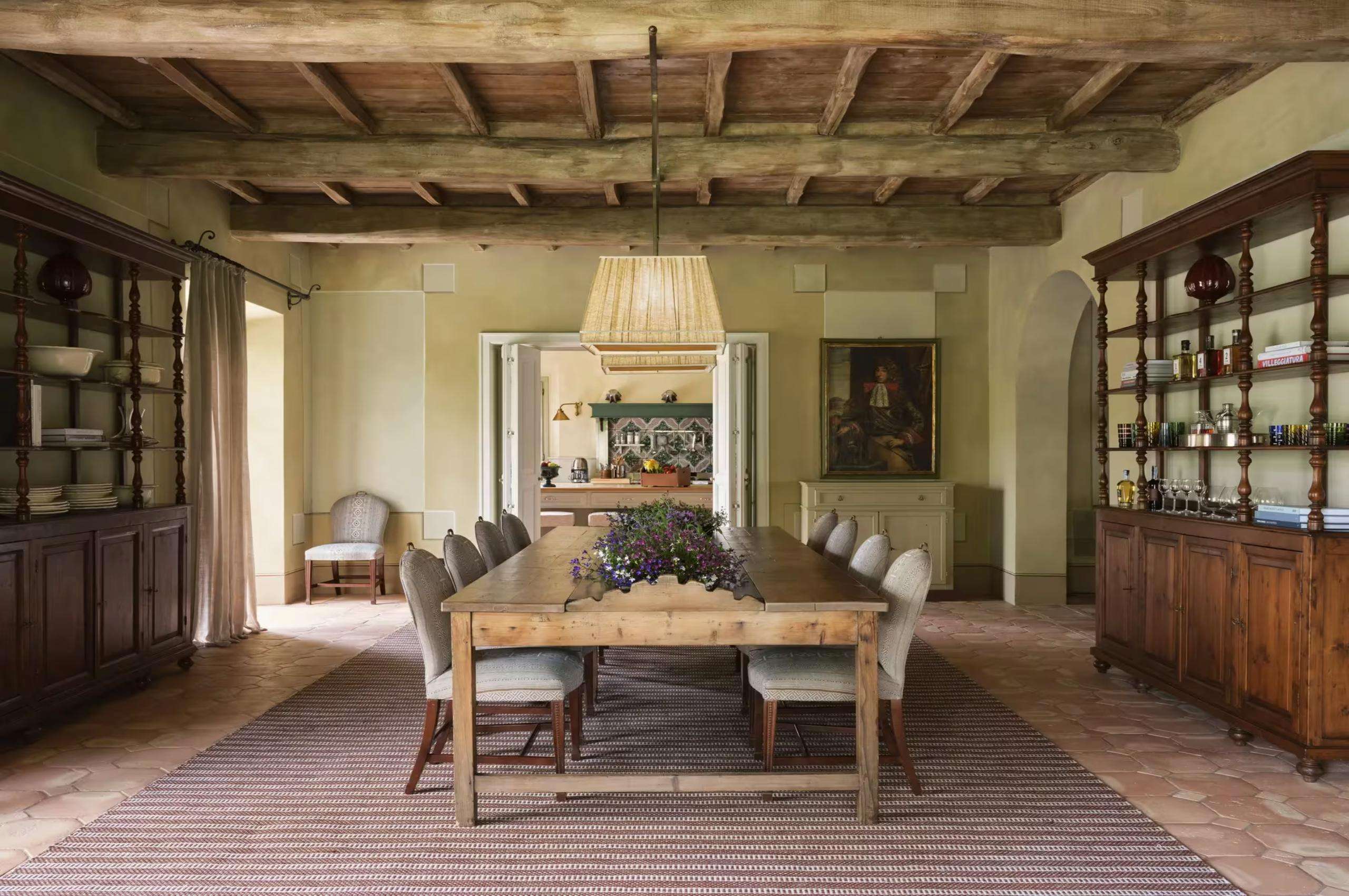 villa-iris-dining-room-grand-elegant-interior-traditional-materials-floral-center-piece-luxury-tuscany