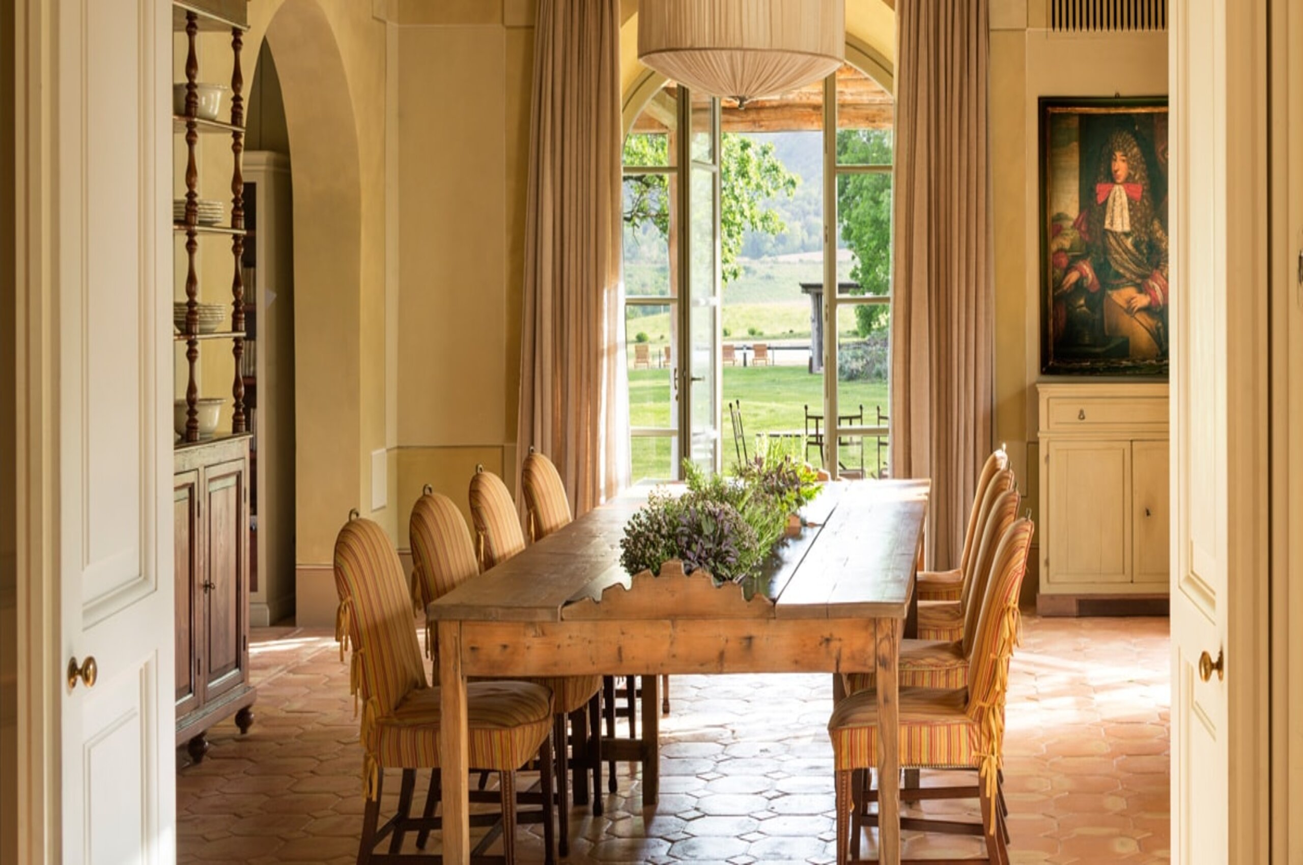 villa-iris-diningroom-luxury-elegant-classic-interior-gardenview-tuscany