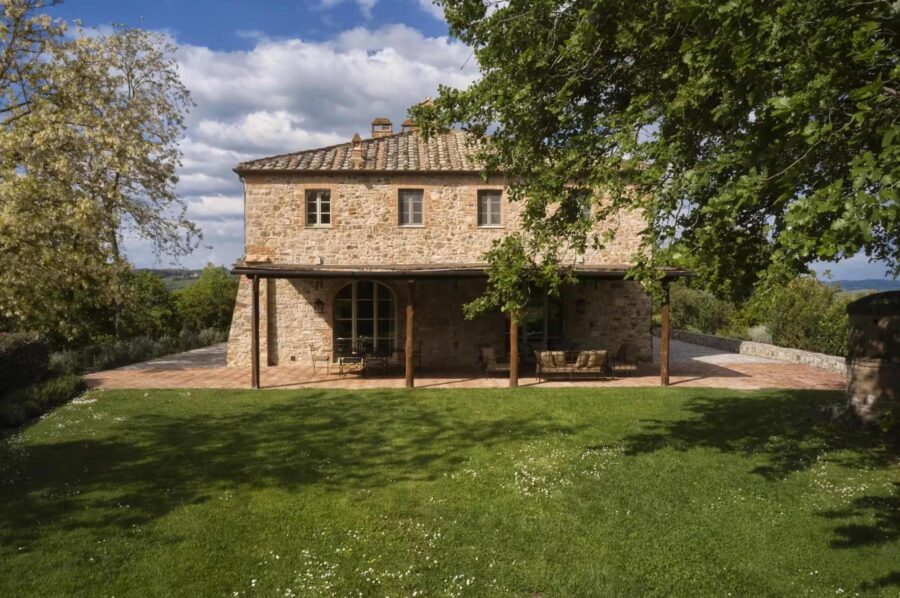 villa-iris-exterior-garden-pergola-covered-terrace-luxury-tuscany