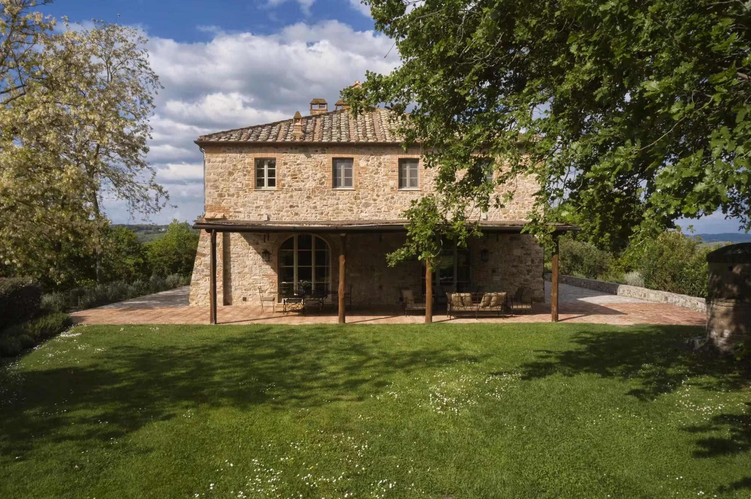 villa-iris-exterior-garden-pergola-covered-terrace-luxury-tuscany