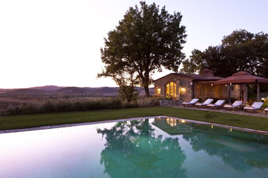 villa-iris-exterior-pool-poolhouse-night-views-tuscany