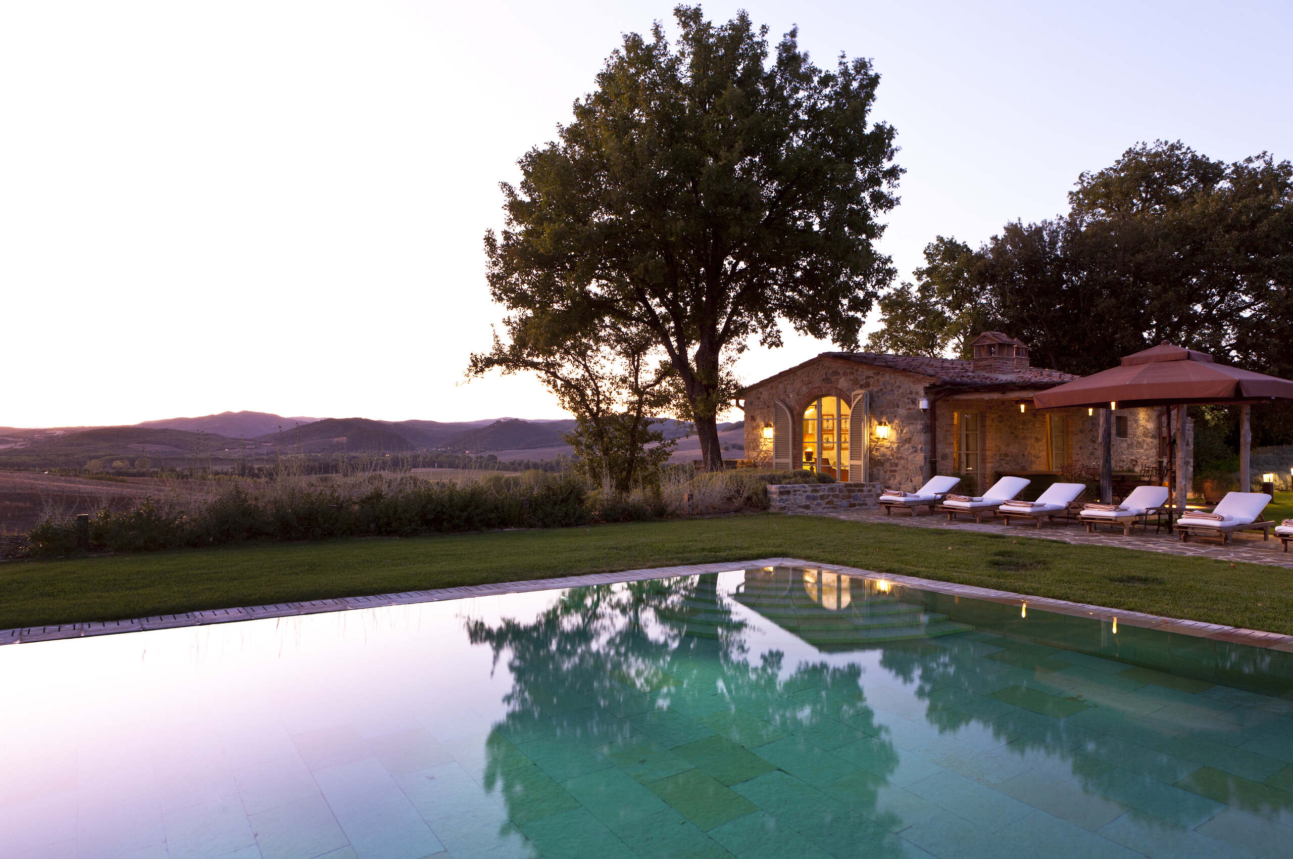 villa-iris-exterior-pool-poolhouse-night-views-tuscany