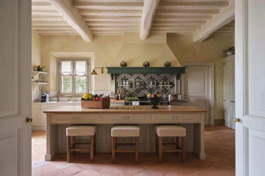 villa-iris-kitchen-breakfast-bar-fully-equipped-traditional-design-luxury-tuscany