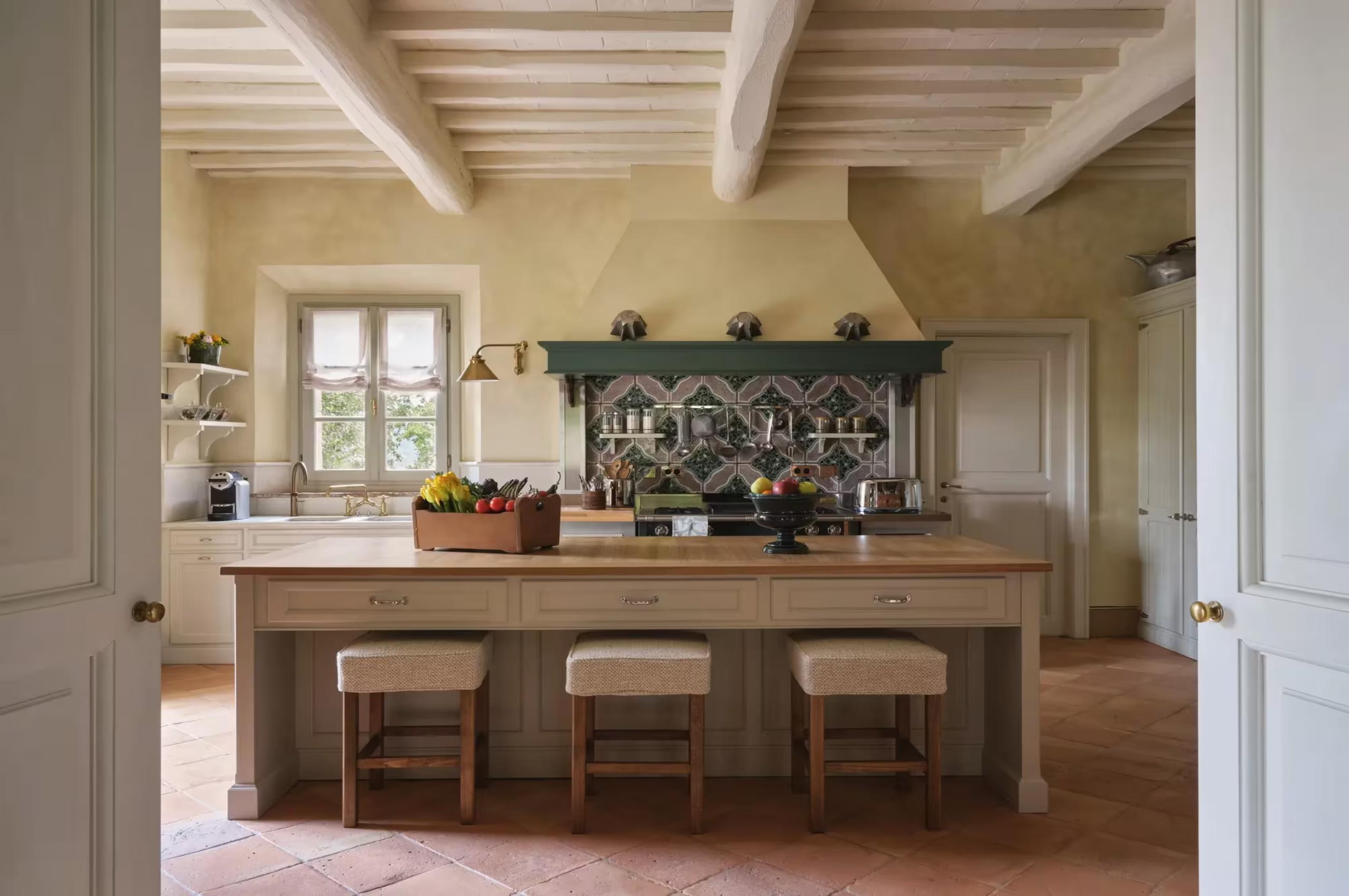 villa-iris-kitchen-breakfast-bar-fully-equipped-traditional-design-luxury-tuscany