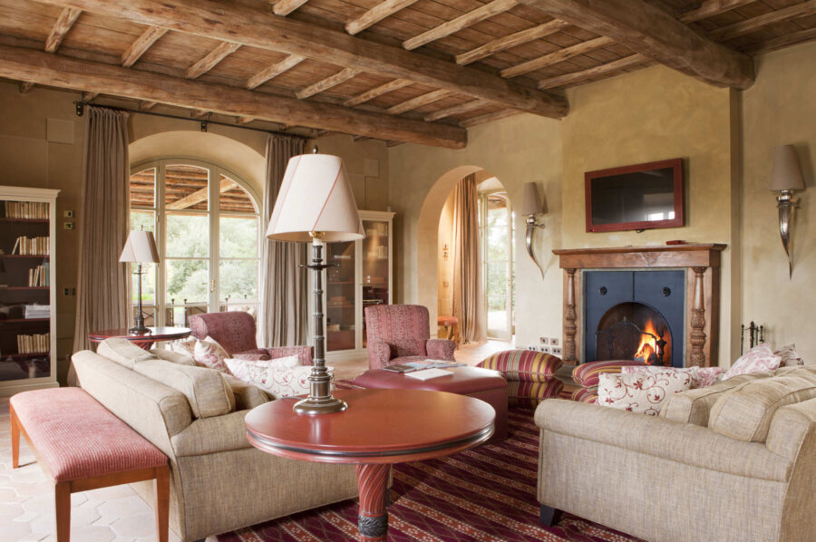 villa-iris-livingroom-beams-charming-elegant-interior-luxury-furnishing-tuscany