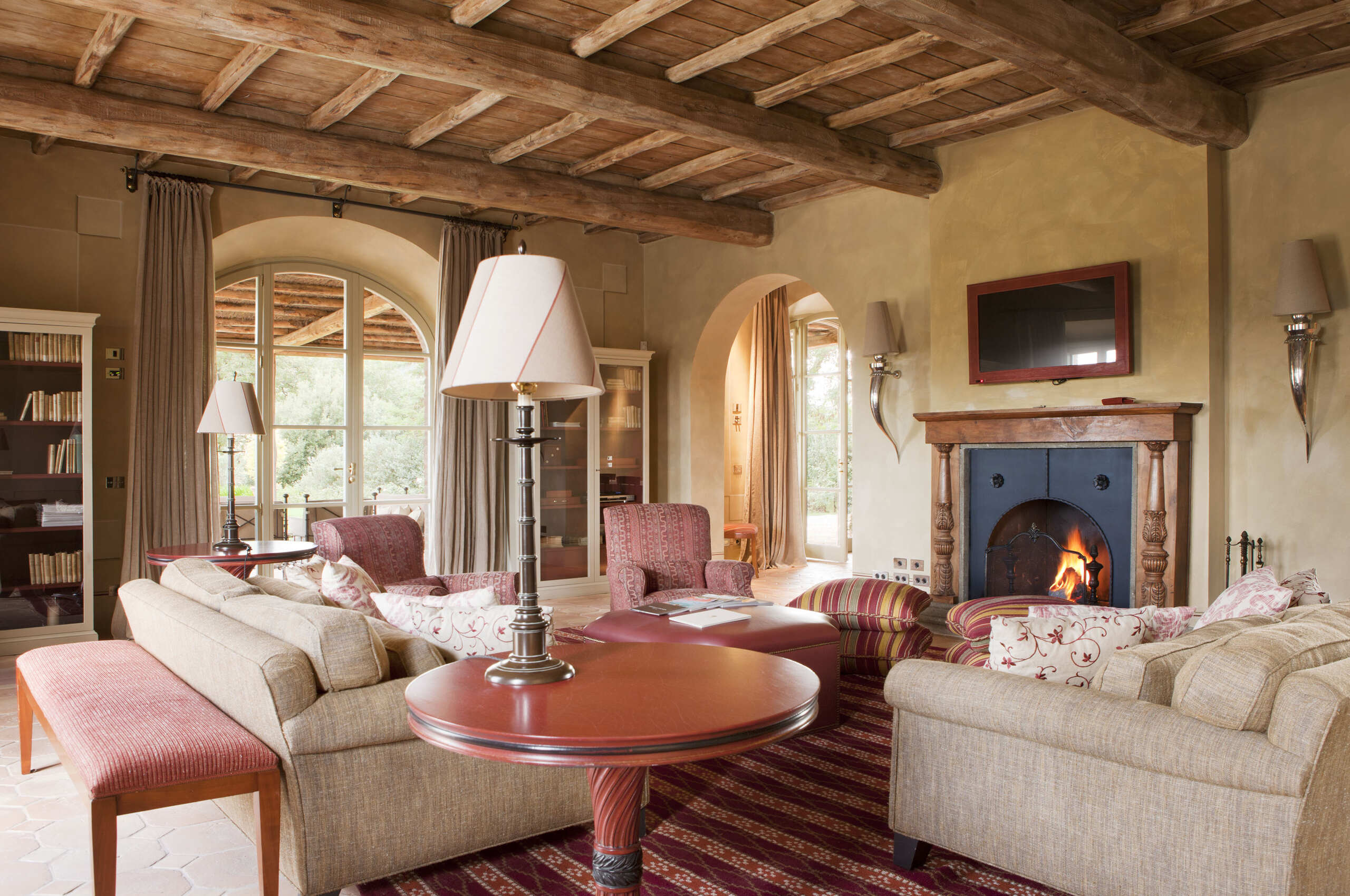 villa-iris-livingroom-beams-charming-elegant-interior-luxury-furnishing-tuscany