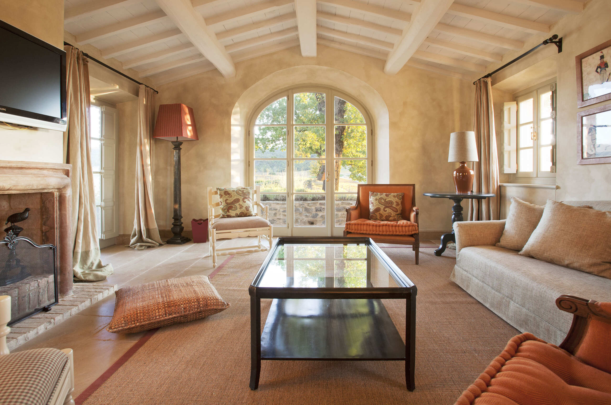 villa-iris-livingroom-bright-spacious-luxury-interiordesign-tuscany