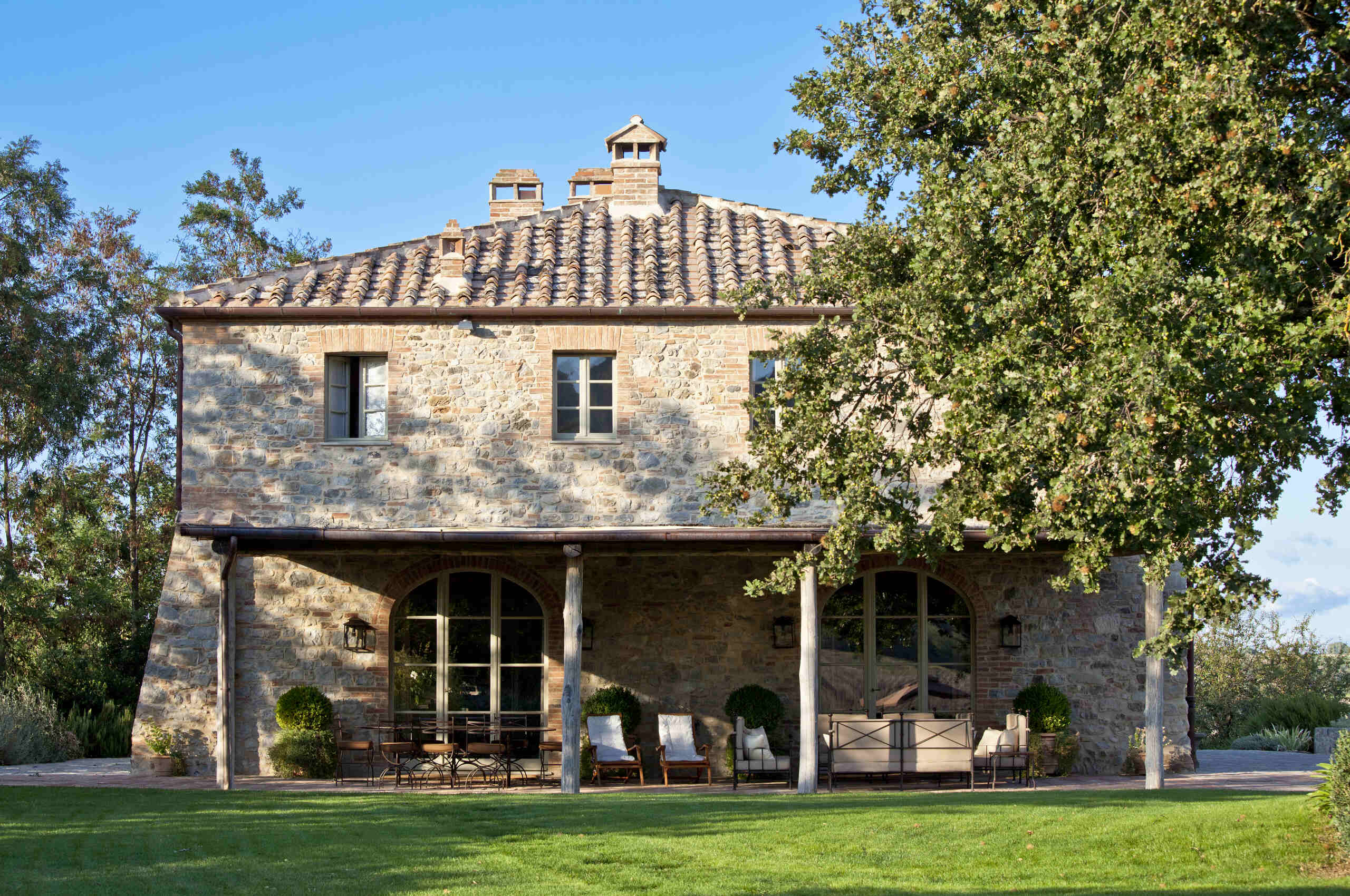villa-iris-mainpage-exterior-restored-farmhouse-luxury-rental-charming-tuscany