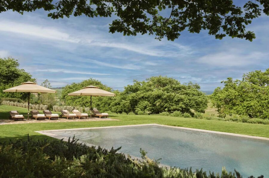 villa-iris-outdoor-swimming-pool-garden-luxury-countryside-retreat-tuscany