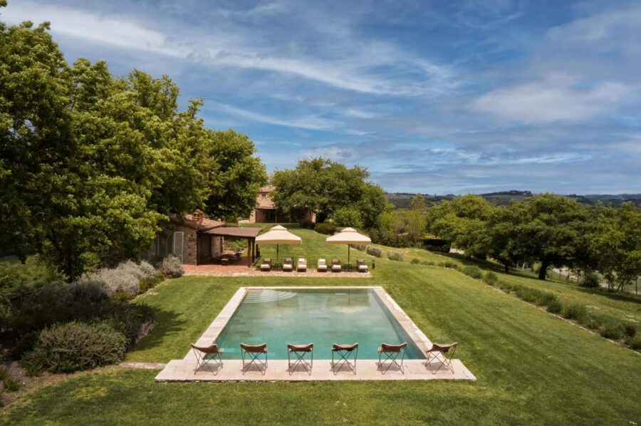 villa-iris-outdoor-swimming-pool-garden-rolling-hills-luxury-countryside-retreat-tuscany