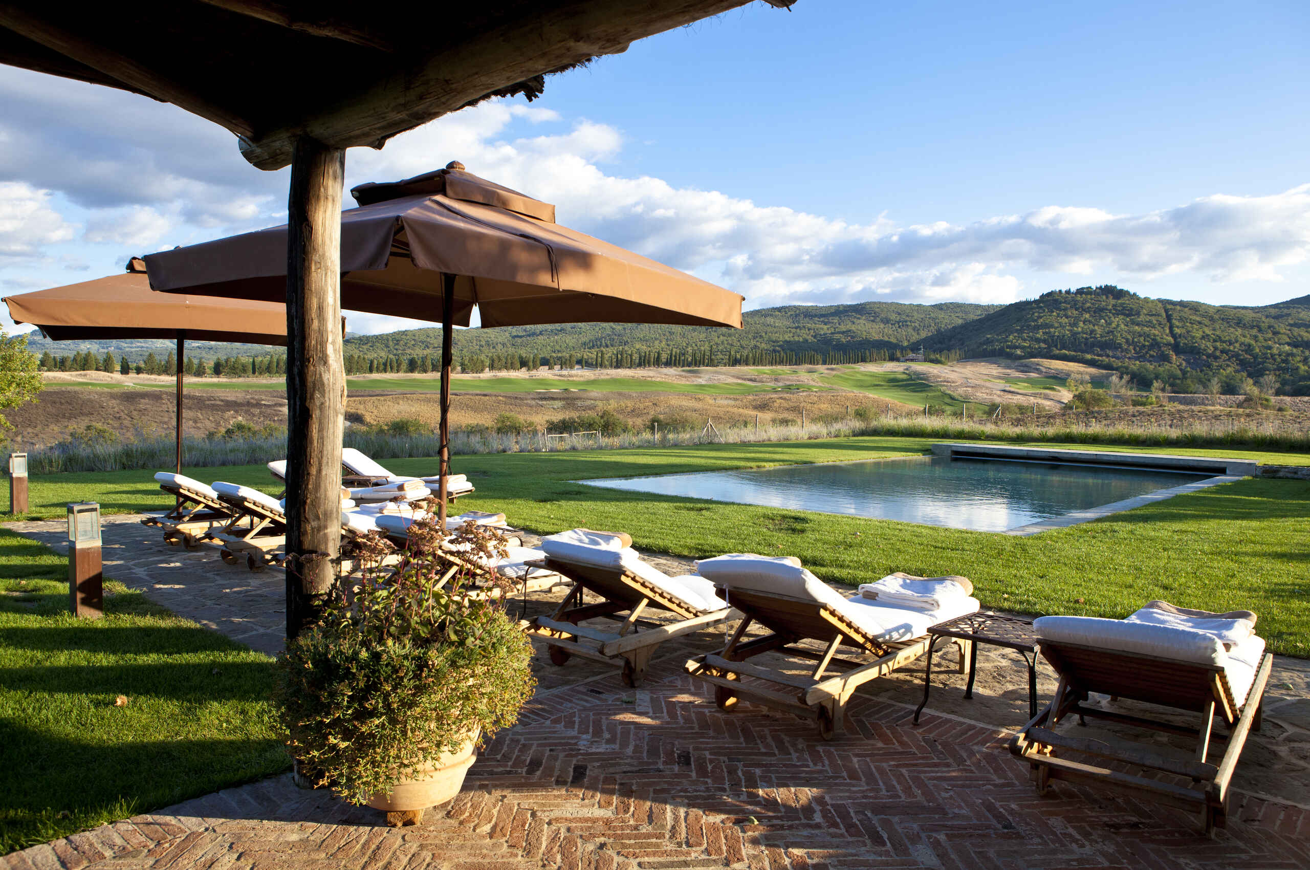 villa-iris-poolside-scenicviews-vineyards-terrace-luxury-tuscany