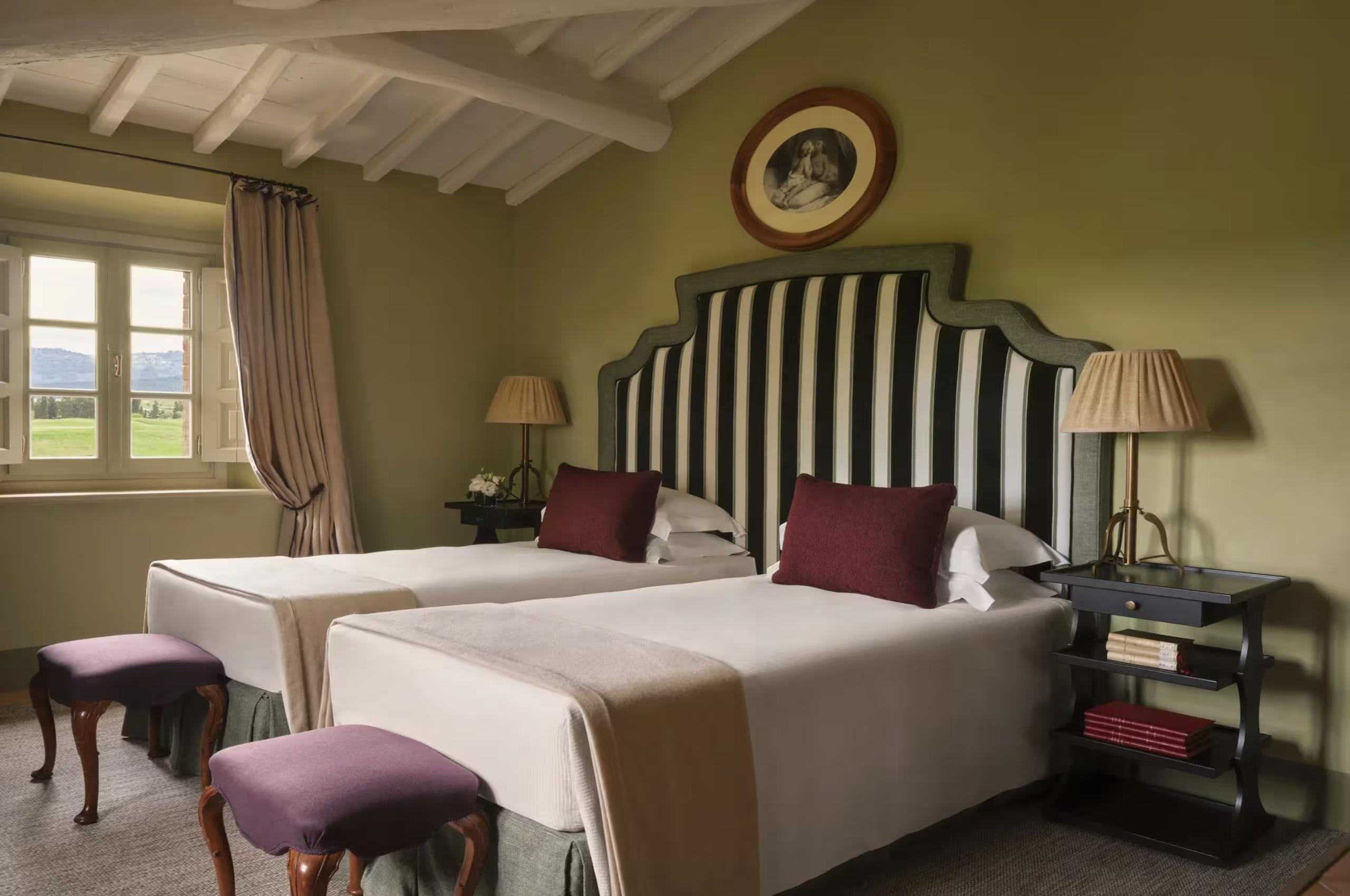 villa-iris-twin-bedroom-elegant-tranquil-design-luxury-tuscany