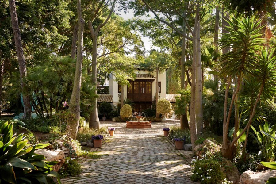 villa-maria-entrance-courtyard-tropical-garden-paradise-luxury-marbella