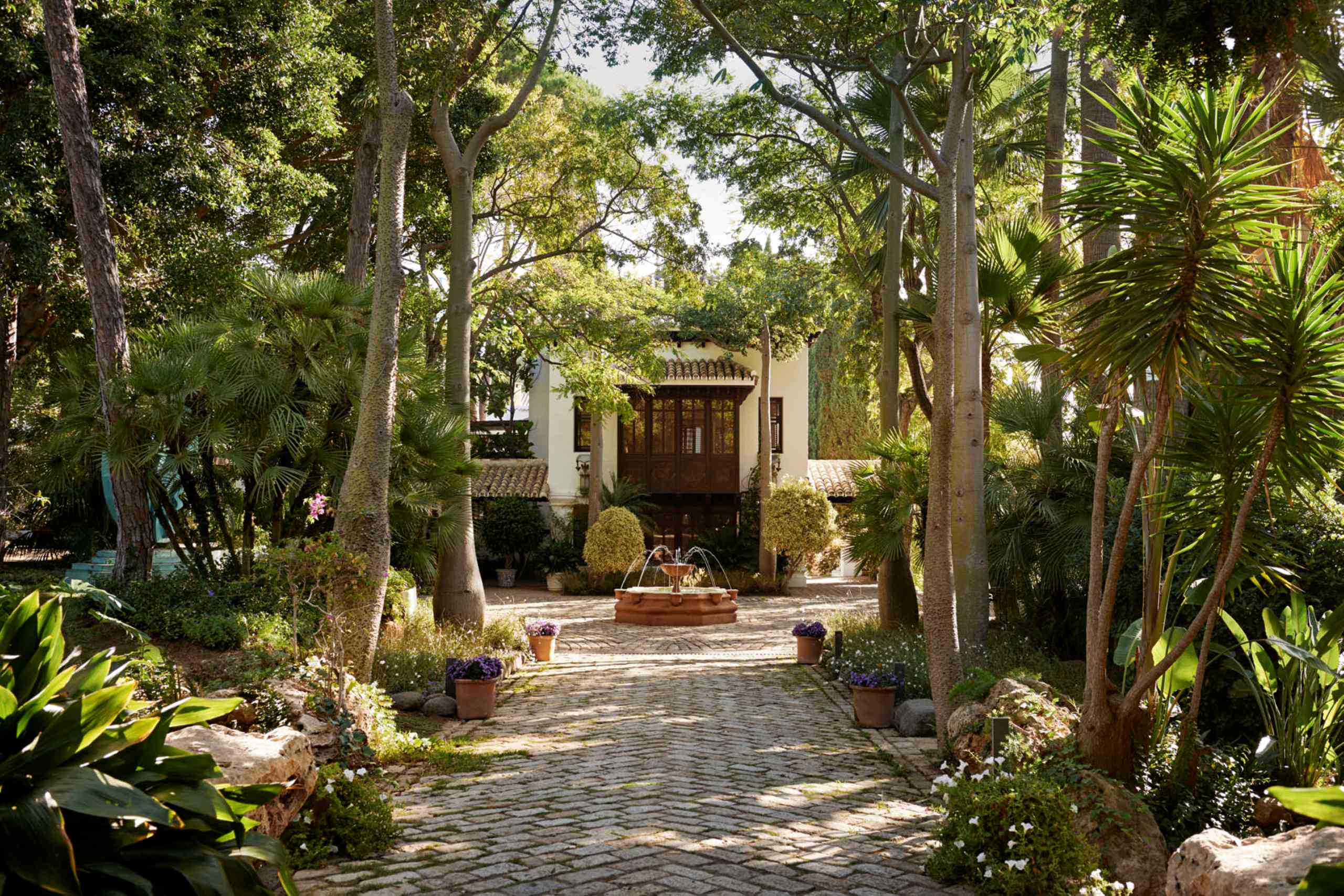 villa-maria-entrance-courtyard-tropical-garden-paradise-luxury-marbella