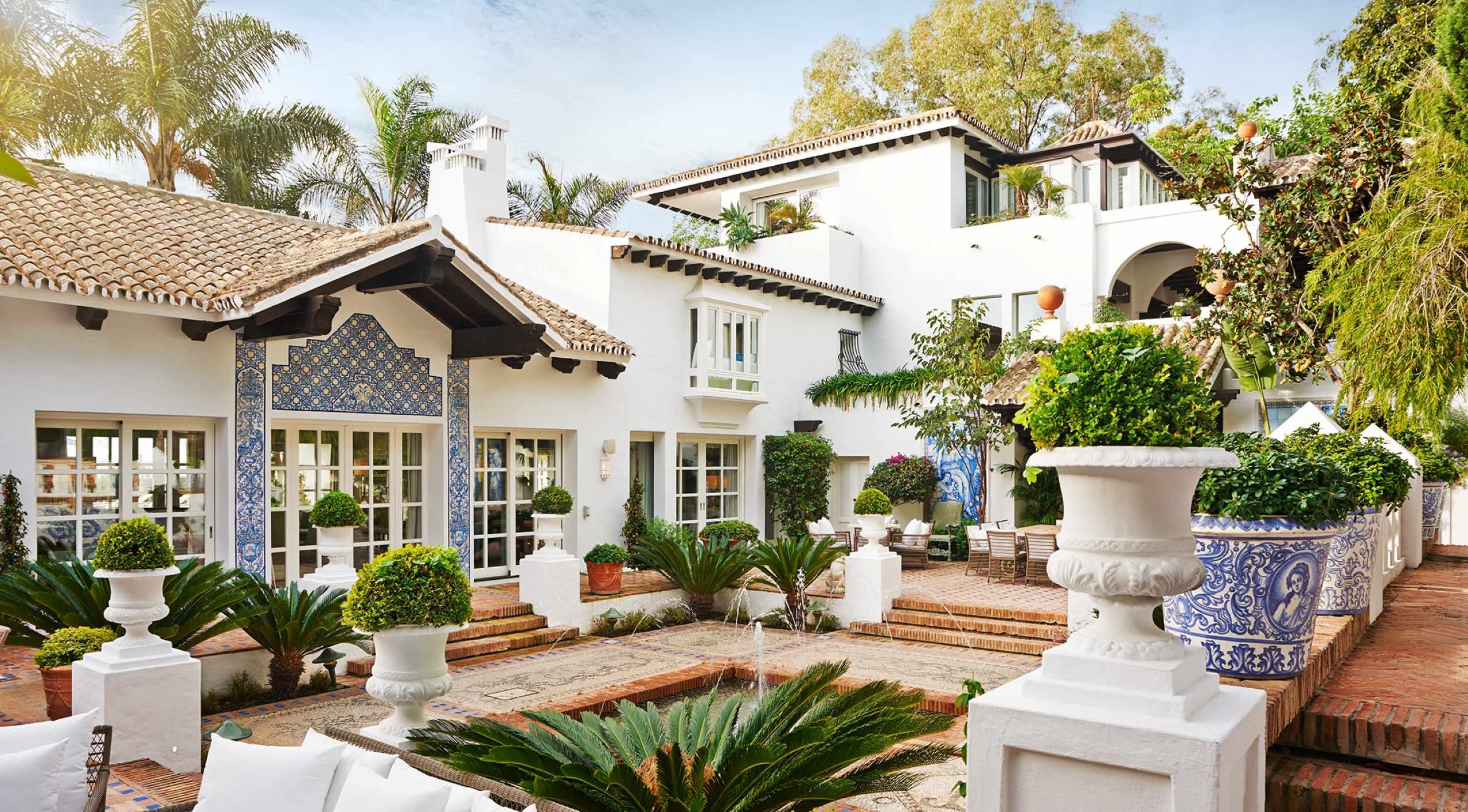 villa-maria-exterior-courtyard-luxury-paradise-beachfront-oasis-marbella