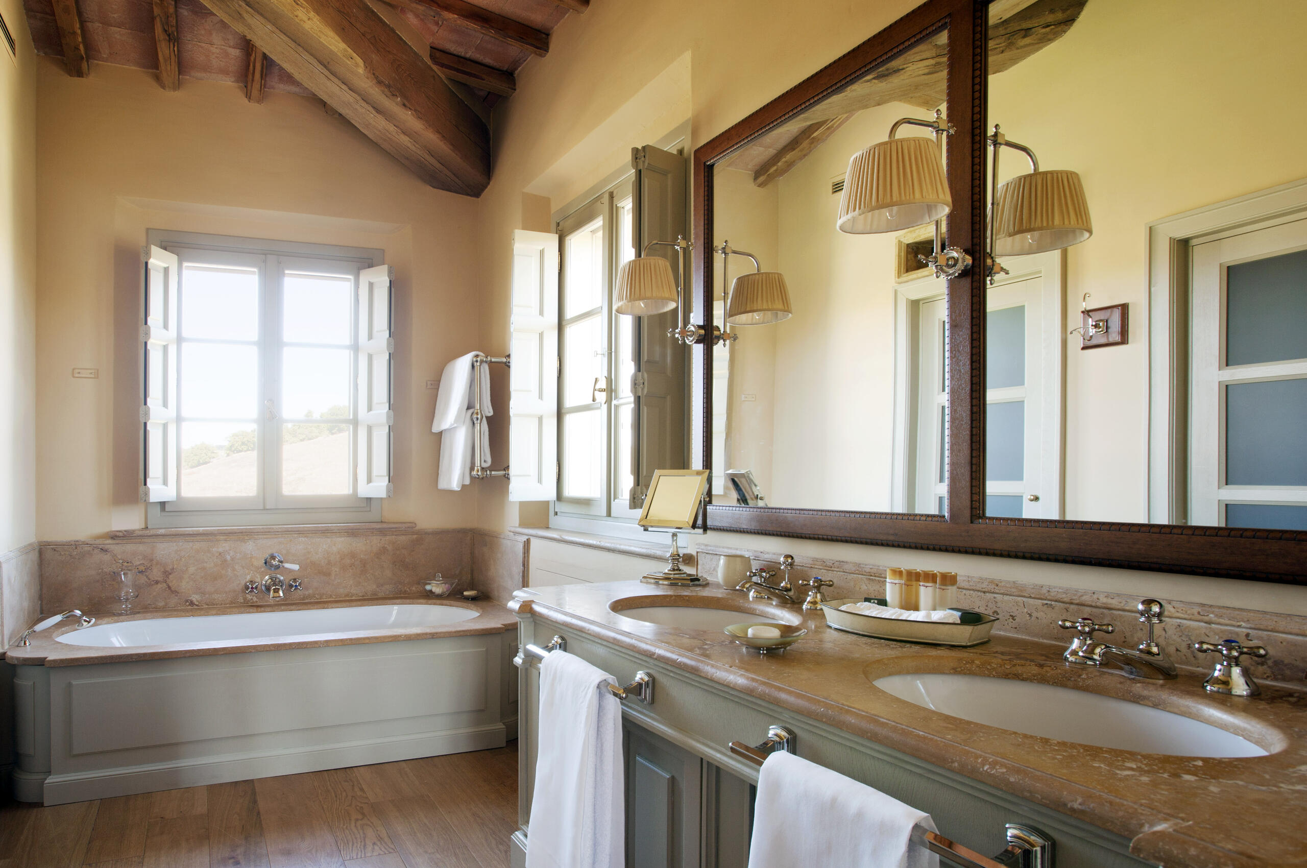 villa-matilda-bathroom-doublesink-bath-luxury-tuscany