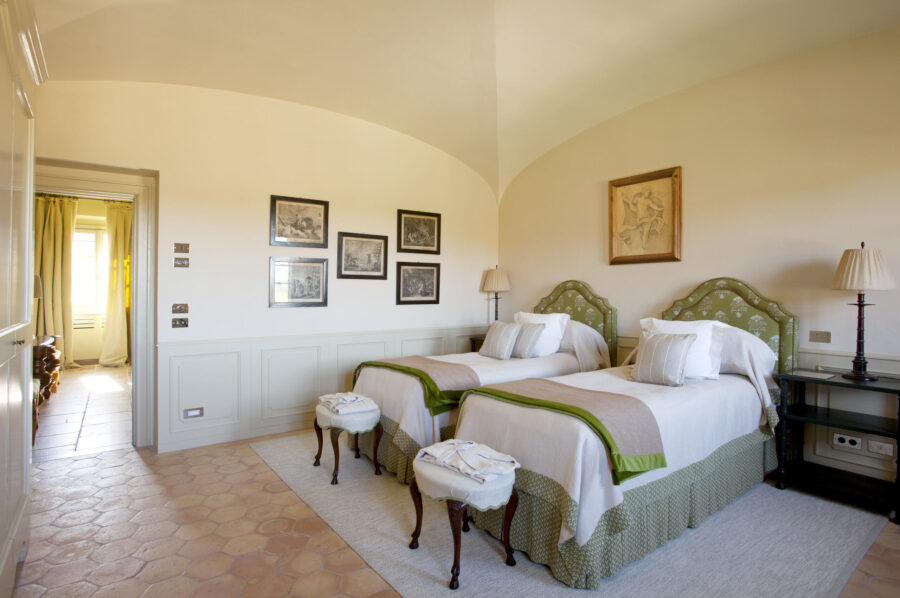 villa-matilda-bedroom-charming-elegant-interior-tuscany
