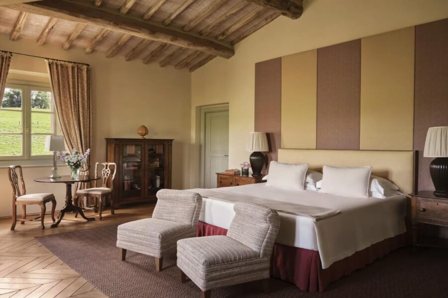 villa-matilda-bedroom-scenic-countryside-view-elegant-design-luxury-tuscany