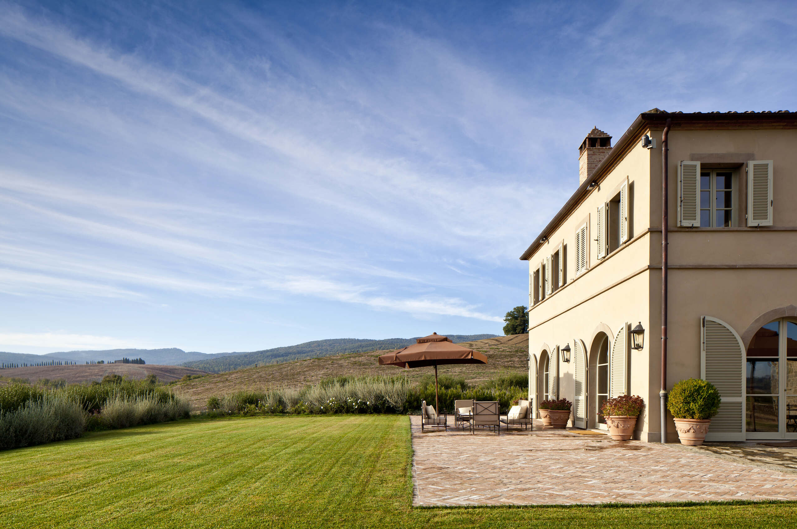 villa-matilda-exterior-luxury-rental-vineyards-garden-terrace-picturesque-tuscany