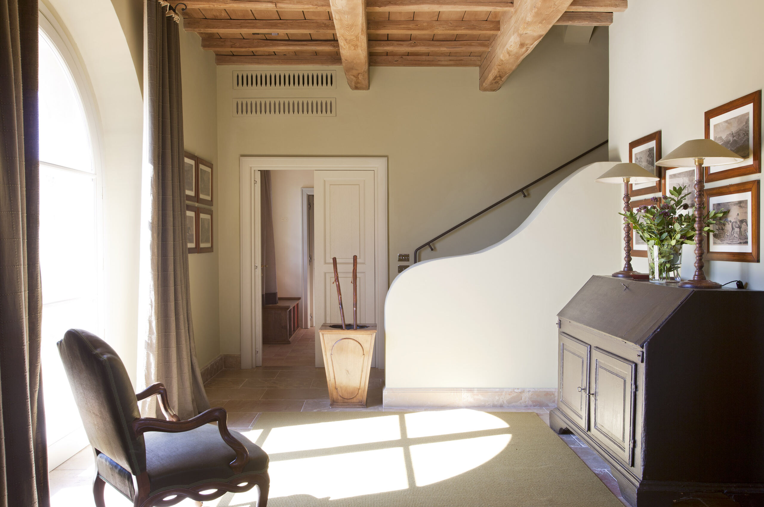villa-matilda-hallway-charming-elegant-luxury-interior-tuscany