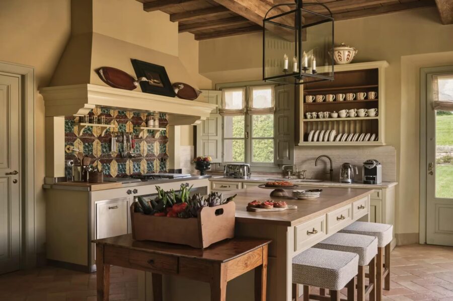 villa-matilda-kitchen-breakfast-bar-elegant-traditional-design-luxury-tuscany