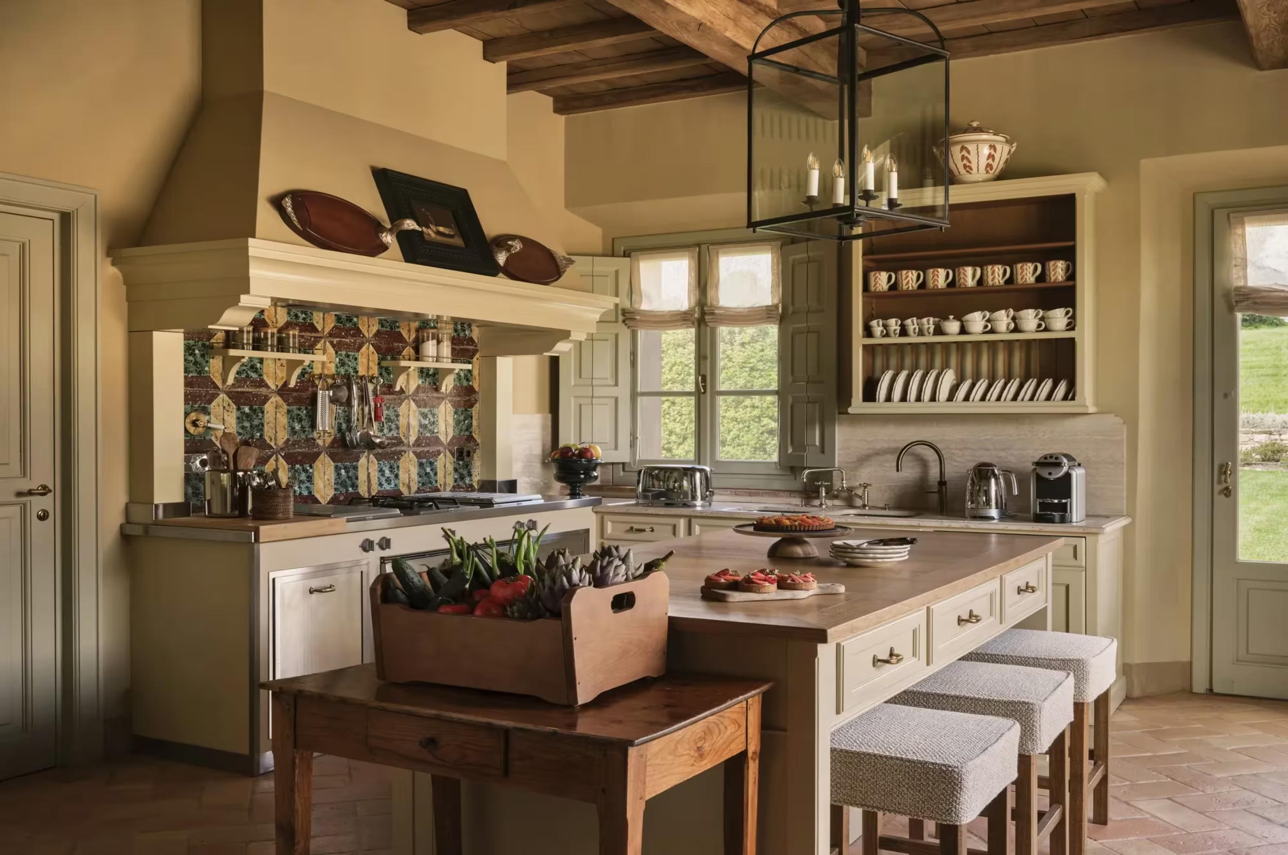 villa-matilda-kitchen-breakfast-bar-elegant-traditional-design-luxury-tuscany