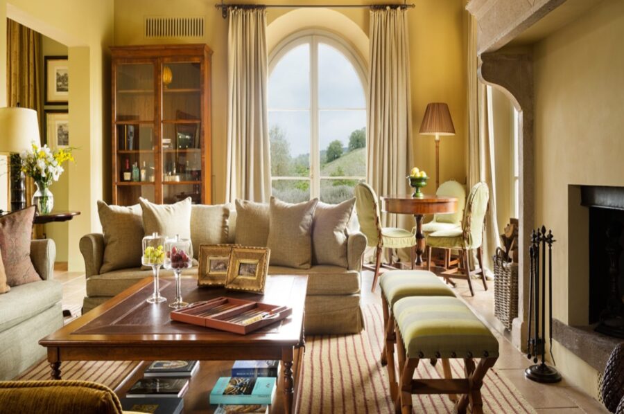 villa-matilda-livingroom-interiordesign-charming-luxury-tuscany