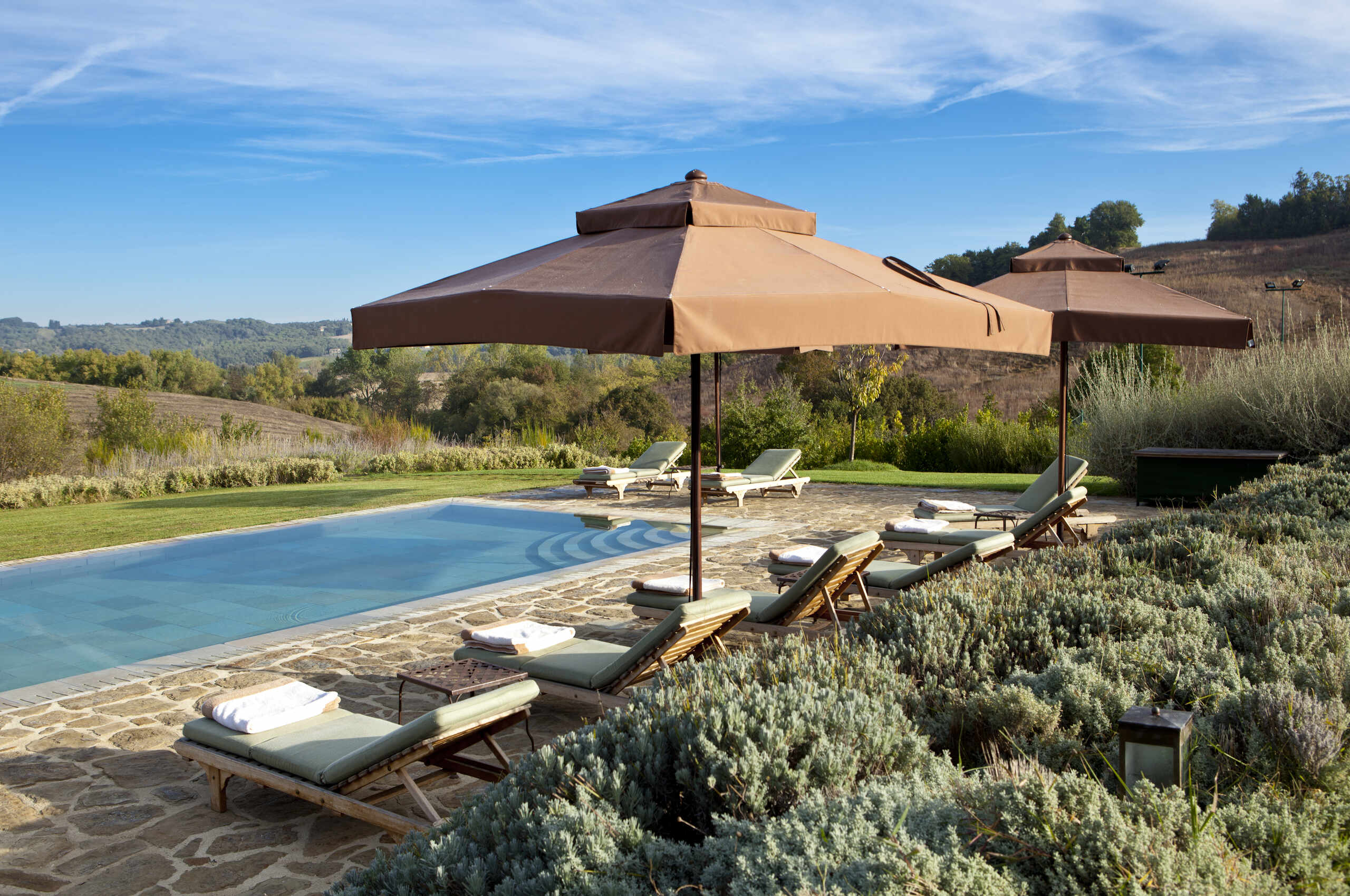 villa-matilda-pool-sunlounger-garden-nature-picturesque-tuscany