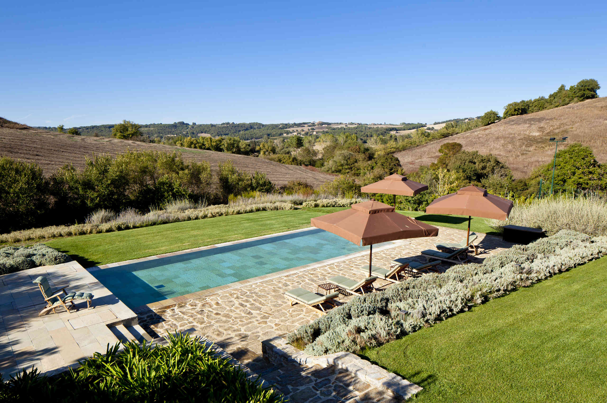 villa-matilda-pool-terrace-garden-vineyards-italian-landscape-luxury-tuscany