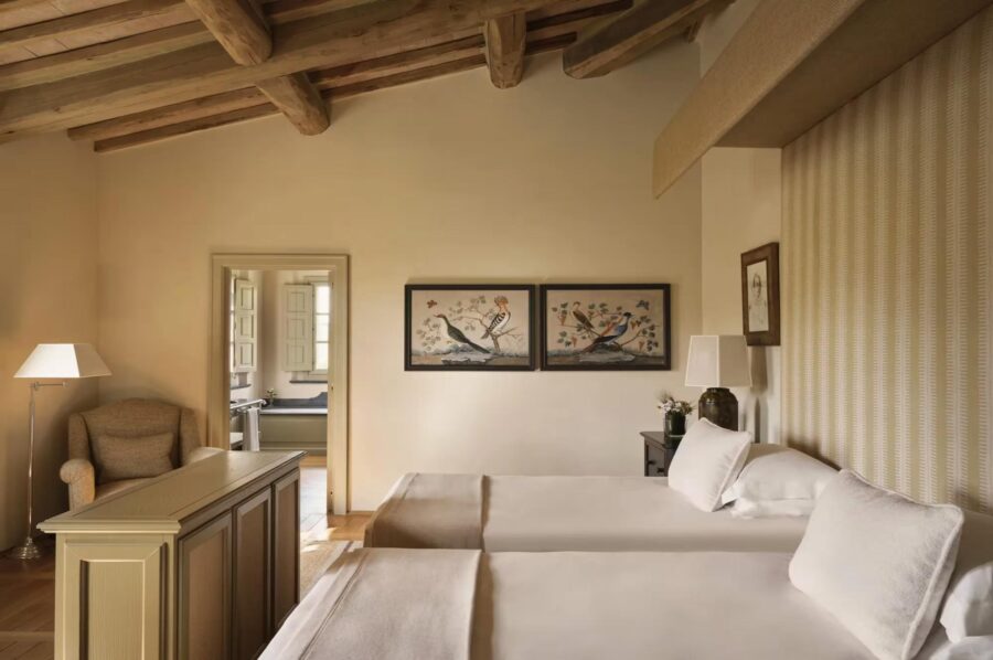 villa-matilda-twin-bedroom-serene-tranquil-design-luxury-tuscany