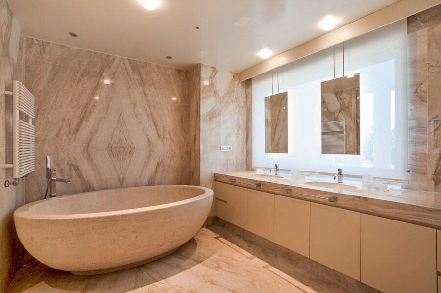 villa-mia-bathroom-doublesink-bathtub-marble-elegant-luxury-design-sardinia