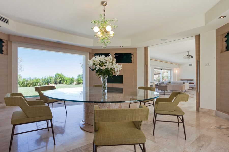 villa-mia-diningroom-poolview-elegant-stylish-modern-bright-interior-luxury-sardinia