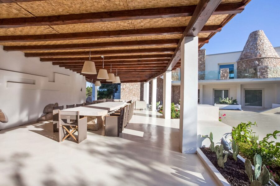 villa-mia-exterior-alfresco-dining-cabana-garden-luxury-rental-retreat-sardinia