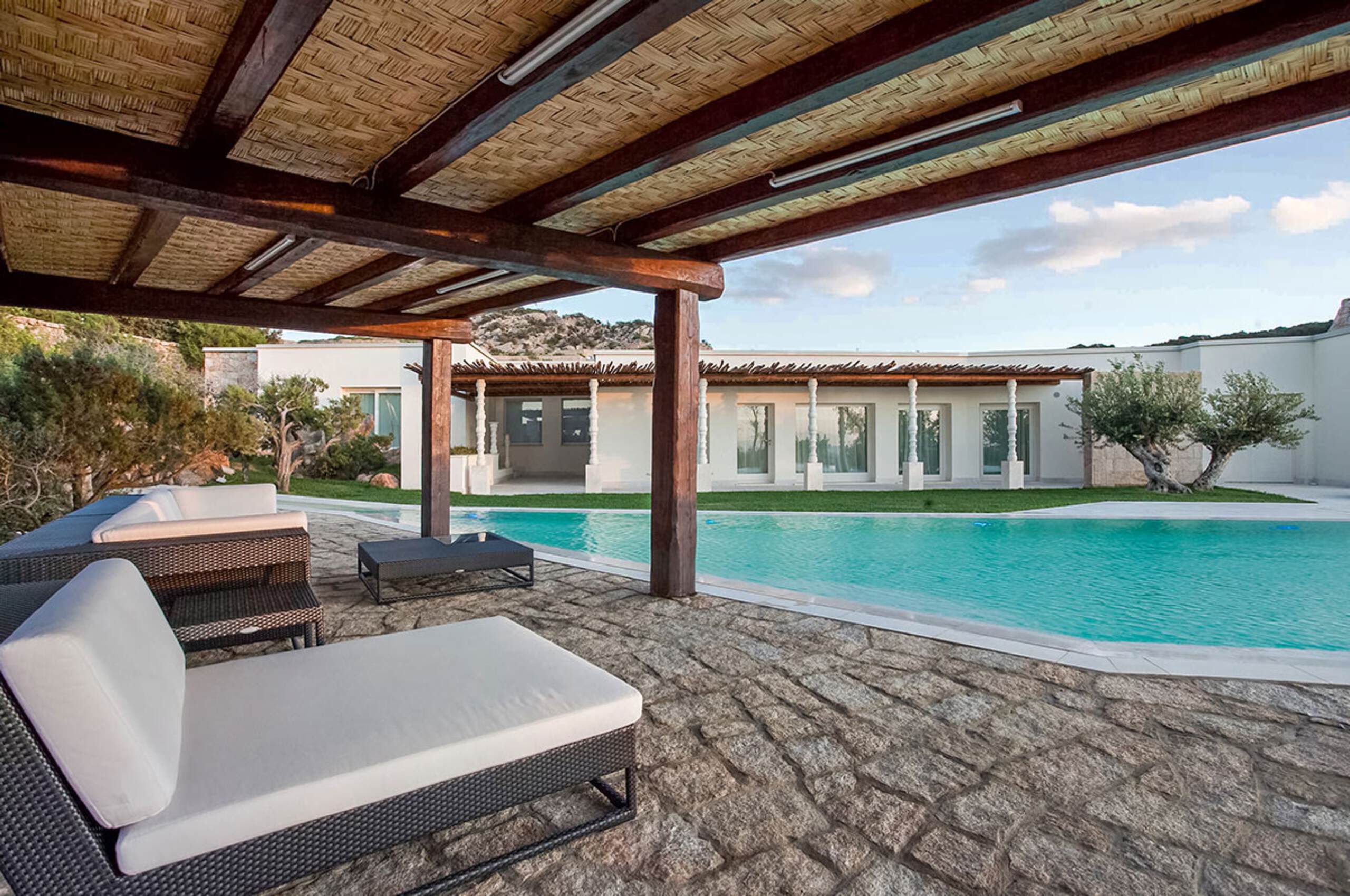 villa-mia-poolside-cabana-sunlounger-swimmingpool-luxury-rental-property-sardinia